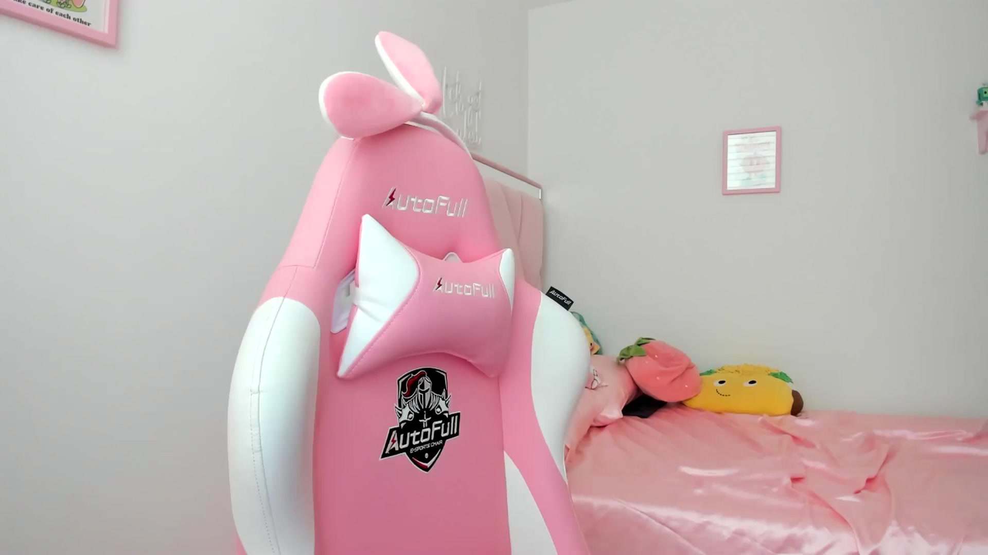Gallery image thumbnail from Cherrycute666's myfreecams stream on, 06/19/2024, 22:24 image 7 of 20