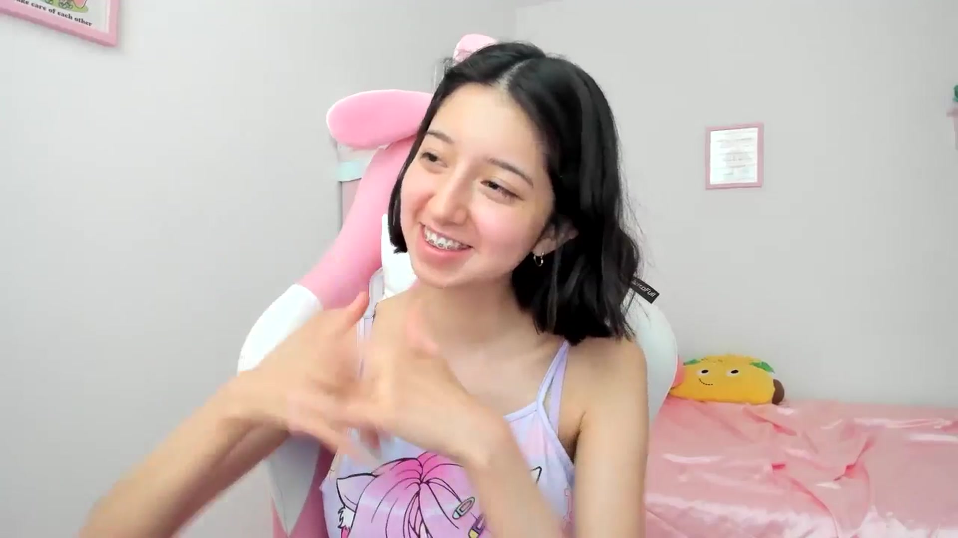 Gallery image thumbnail from Cherrycute666's myfreecams stream on, 06/19/2024, 22:24 image 17 of 20