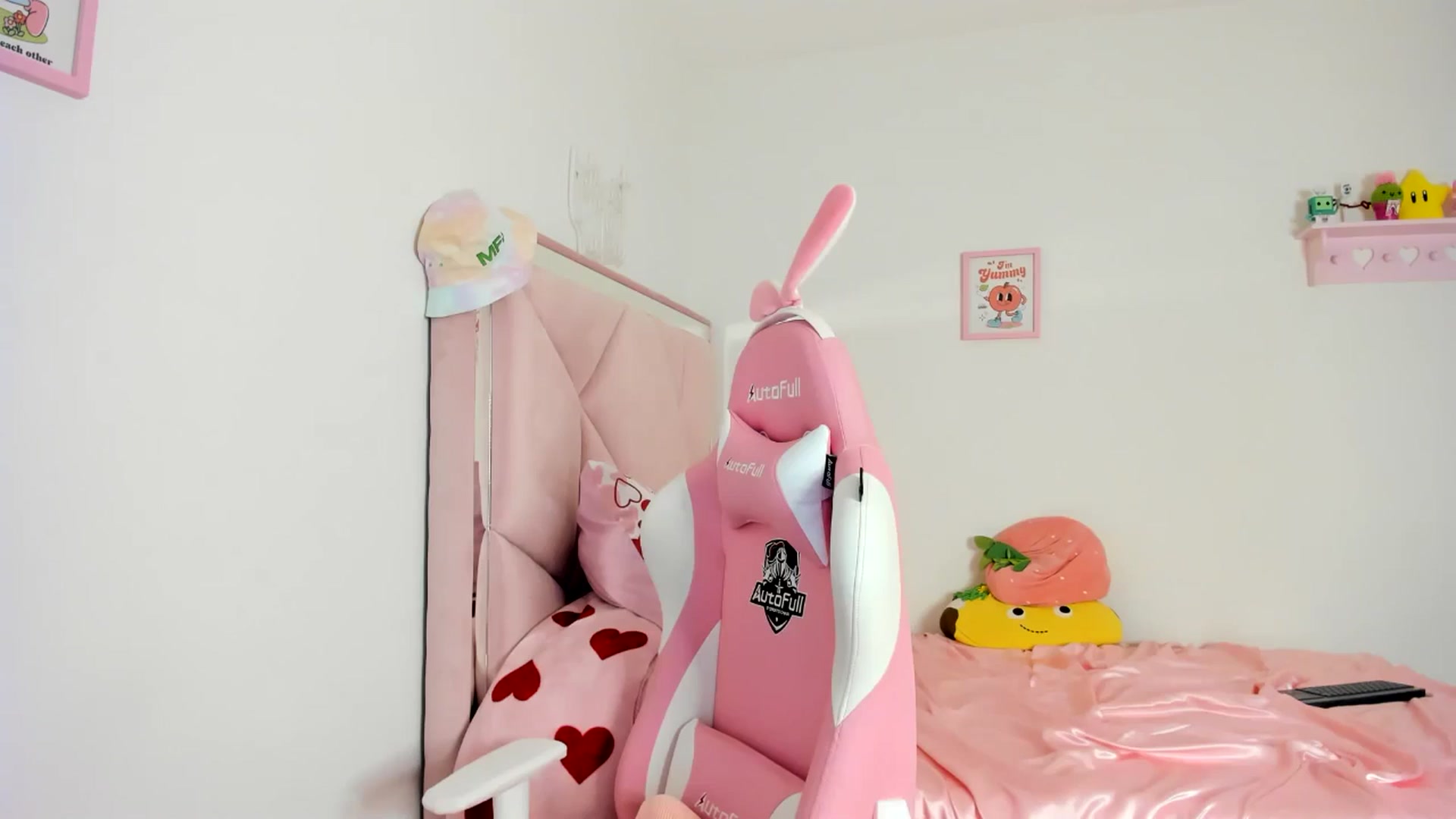 Gallery image thumbnail from Cherrycute666's myfreecams stream on, 06/20/2024, 07:33 image 1 of 20