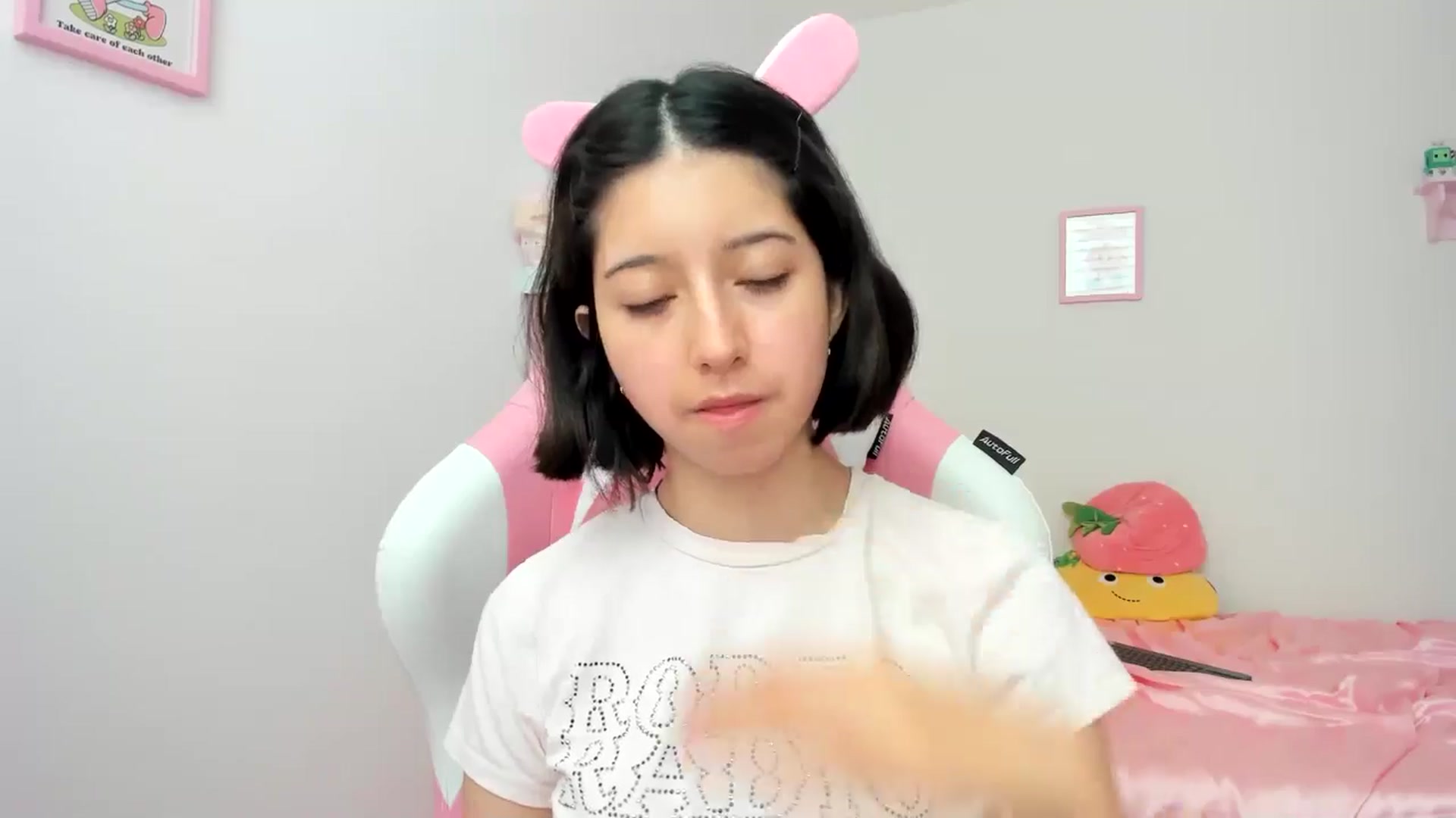 Gallery image thumbnail from Cherrycute666's myfreecams stream on, 06/20/2024, 21:23 image 13 of 20