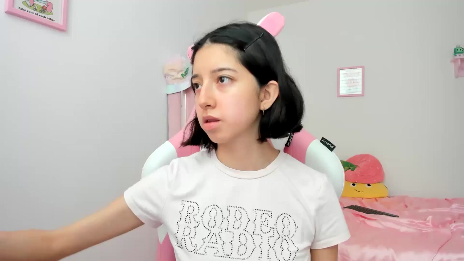 Gallery image thumbnail from Cherrycute666's myfreecams stream on, 06/20/2024, 21:23 image 11 of 20
