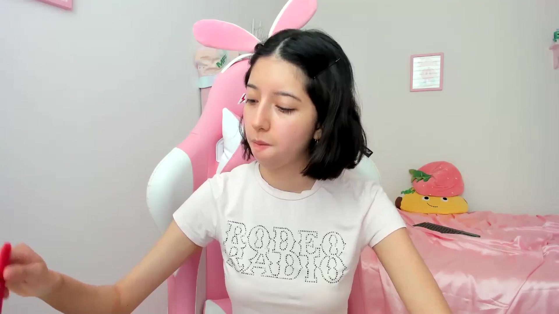 Gallery image thumbnail from Cherrycute666's myfreecams stream on, 06/20/2024, 21:23 image 17 of 20