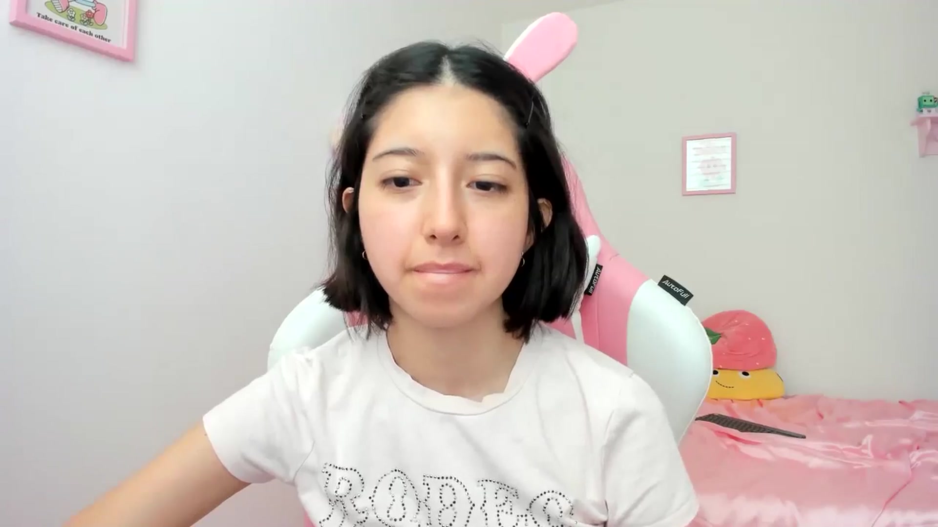 Gallery image thumbnail from Cherrycute666's myfreecams stream on, 06/20/2024, 21:23 image 6 of 20
