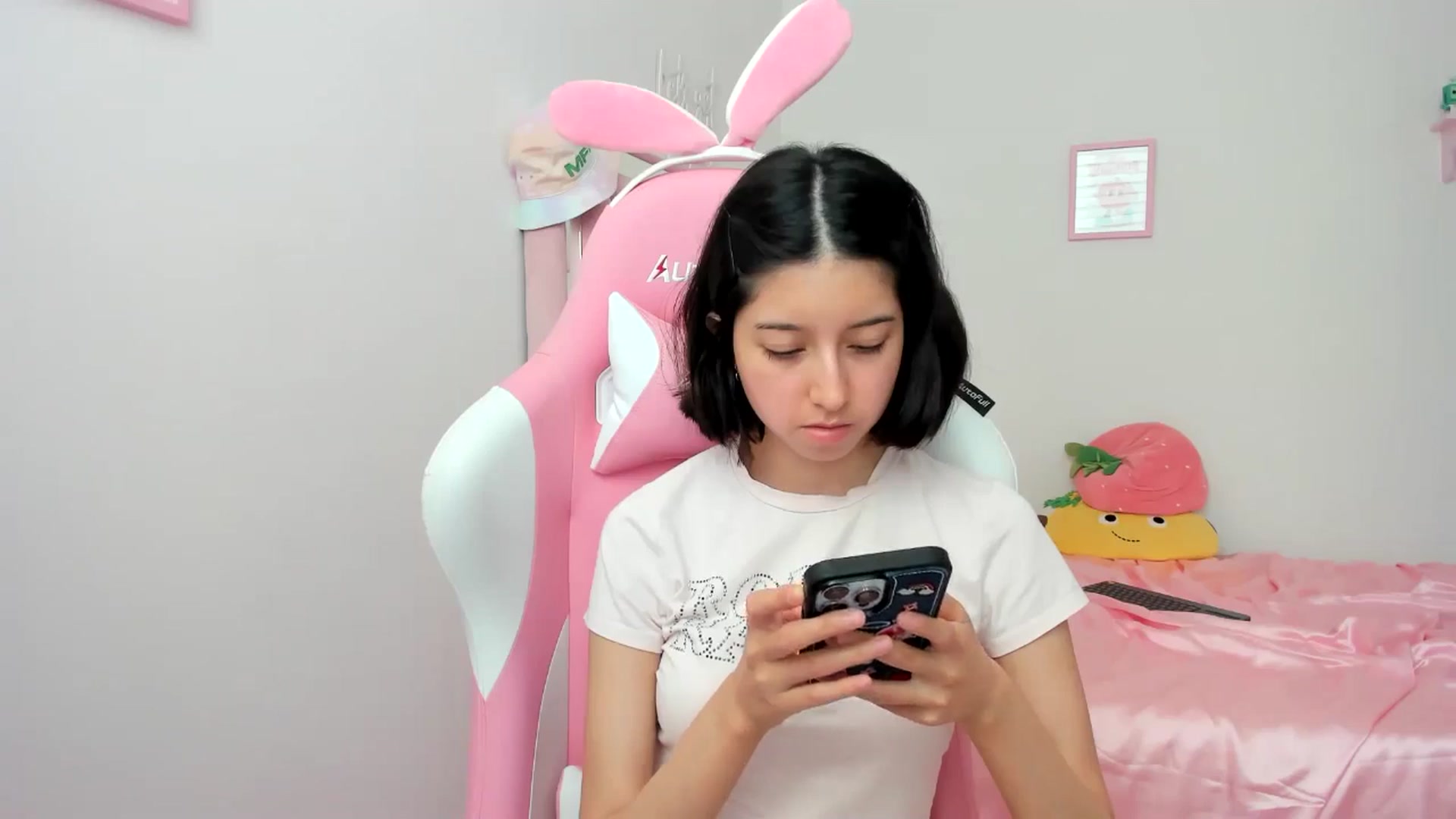 Gallery image thumbnail from Cherrycute666's myfreecams stream on, 06/20/2024, 21:23 image 19 of 20