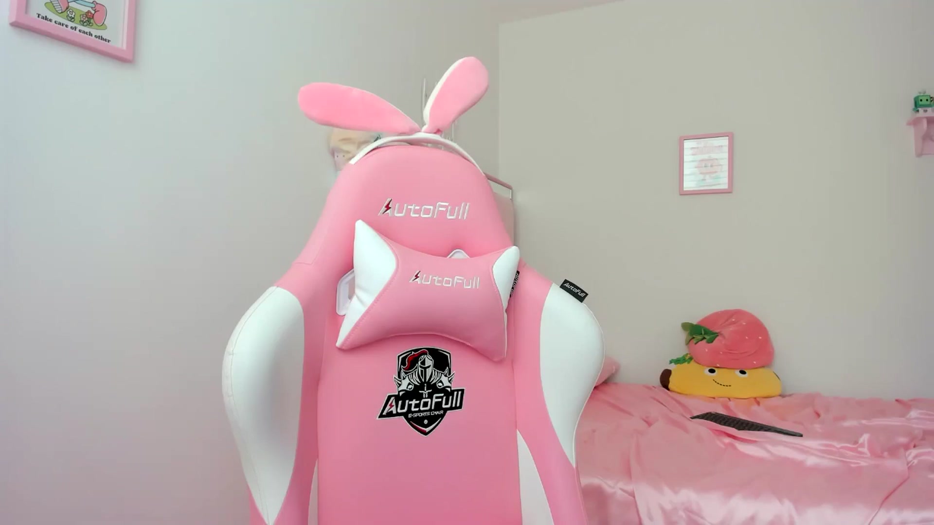 Gallery image thumbnail from Cherrycute666's myfreecams stream on, 06/20/2024, 21:23 image 10 of 20