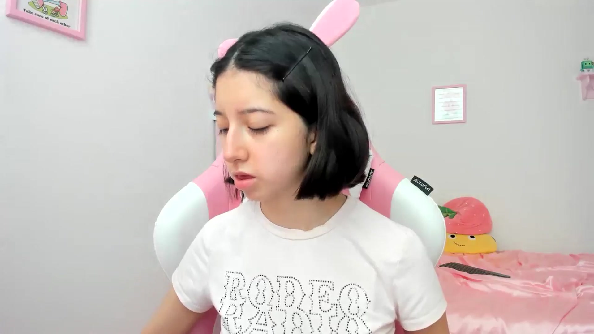 Gallery image thumbnail from Cherrycute666's myfreecams stream on, 06/20/2024, 21:23 image 12 of 20