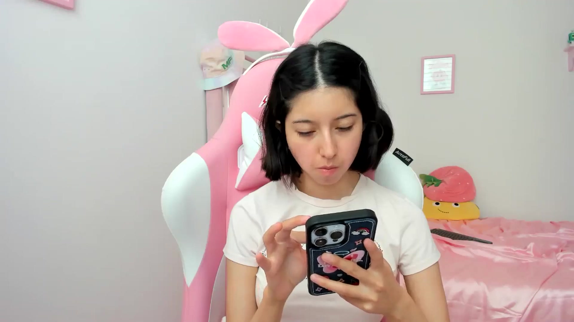 Gallery image thumbnail from Cherrycute666's myfreecams stream on, 06/20/2024, 21:23 image 15 of 20