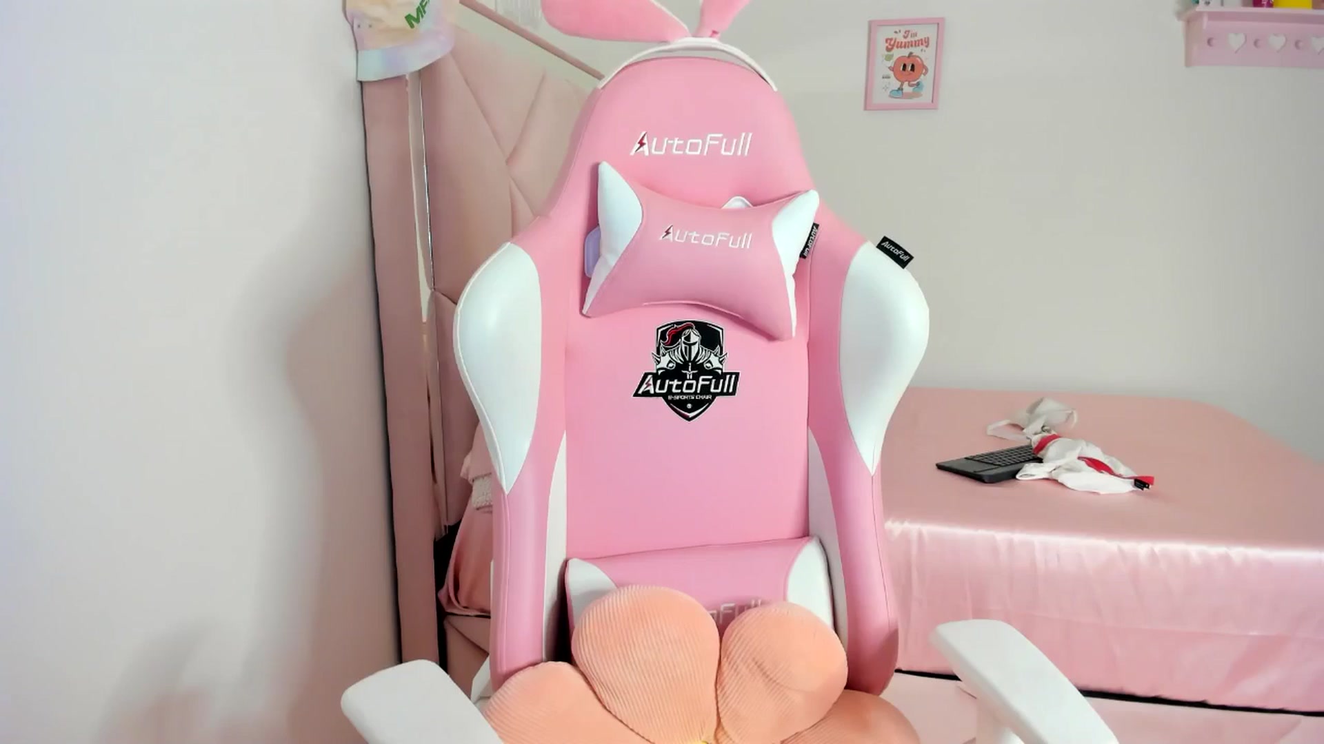 Gallery image thumbnail from Cherrycute666's myfreecams stream on, 06/21/2024, 07:13 image 2 of 20