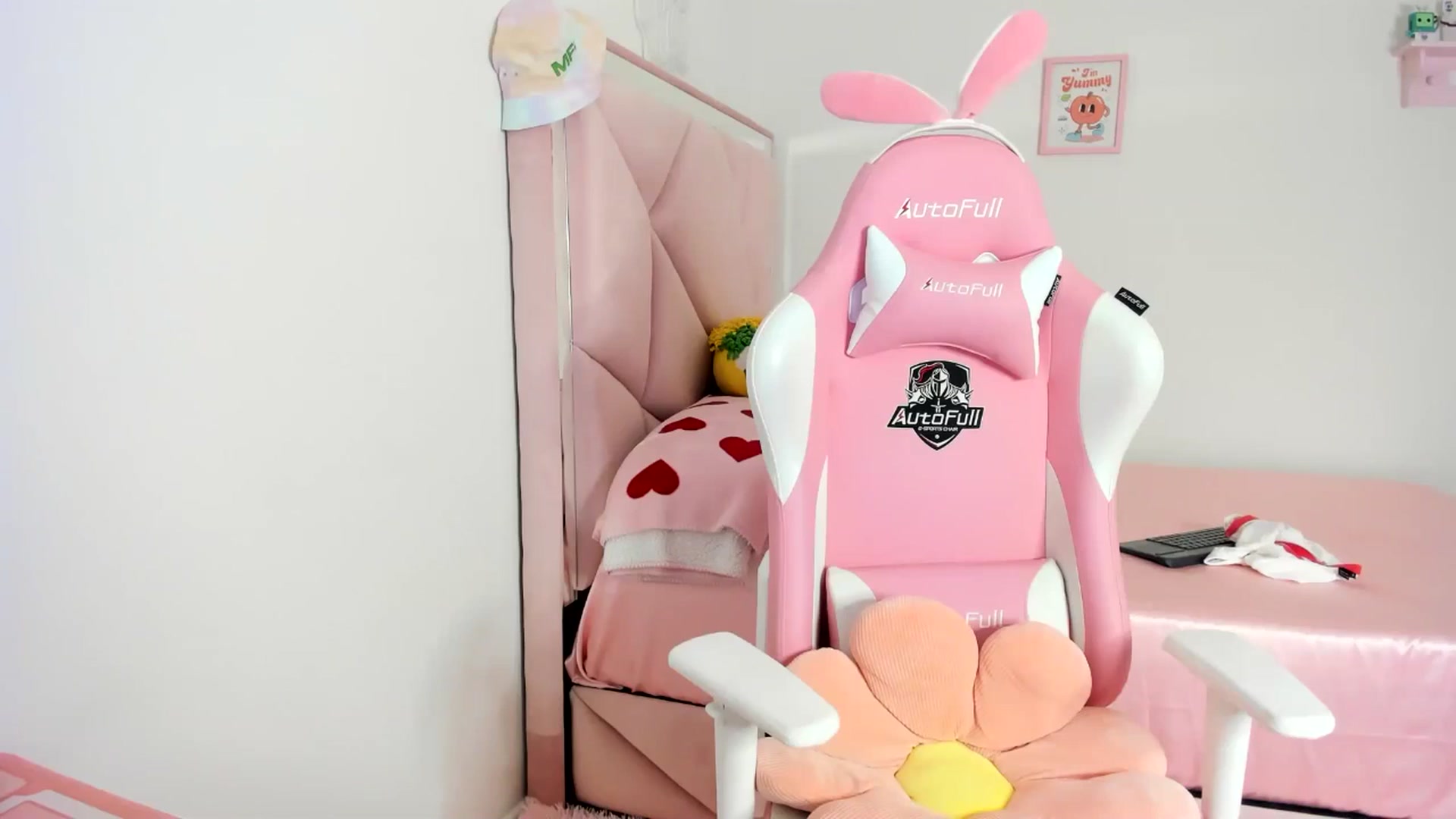 Gallery image thumbnail from Cherrycute666's myfreecams stream on, 06/21/2024, 07:13 image 4 of 20