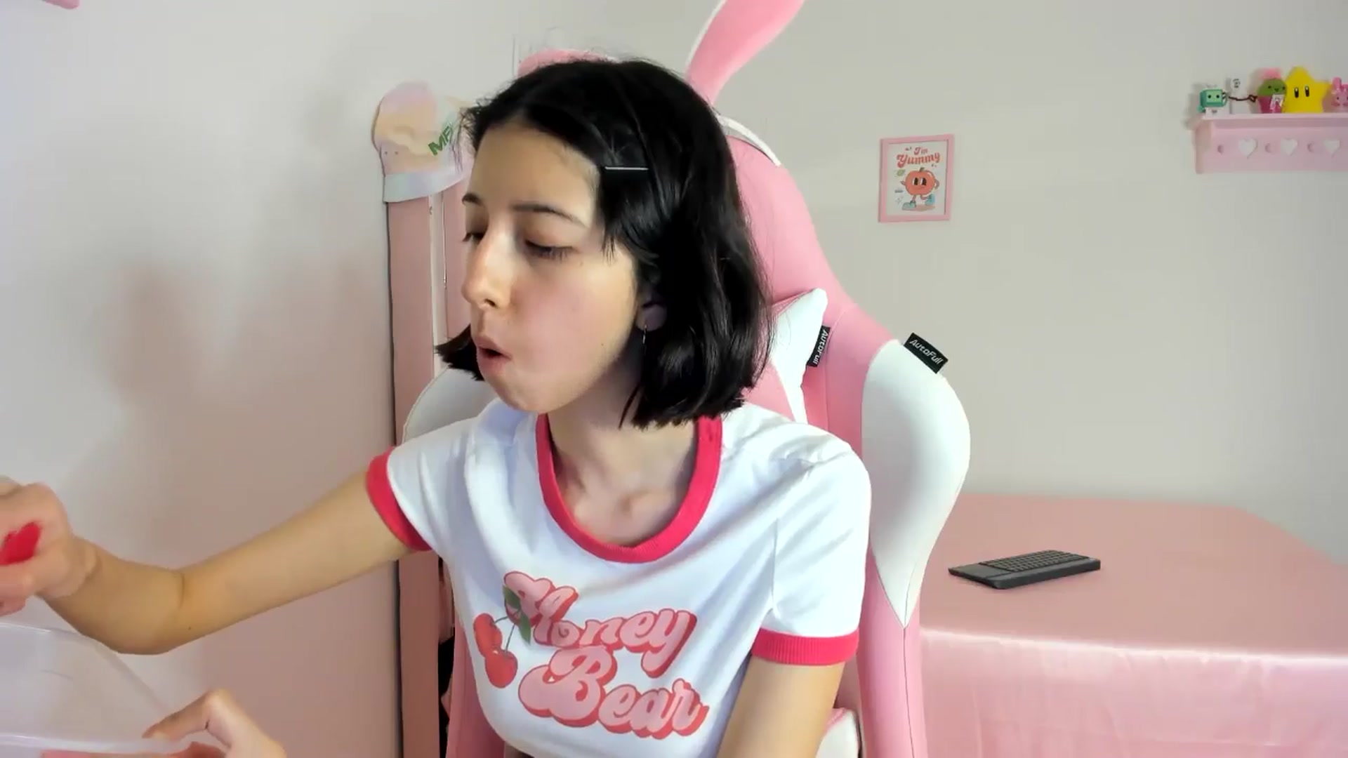 Gallery image thumbnail from Cherrycute666's myfreecams stream on, 06/21/2024, 07:13 image 19 of 20