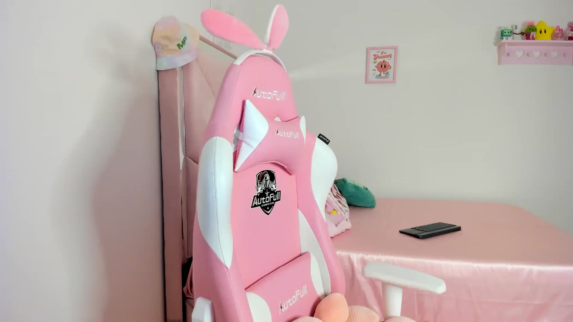 Gallery image thumbnail from Cherrycute666's myfreecams stream on, 06/21/2024, 07:13 image 9 of 20