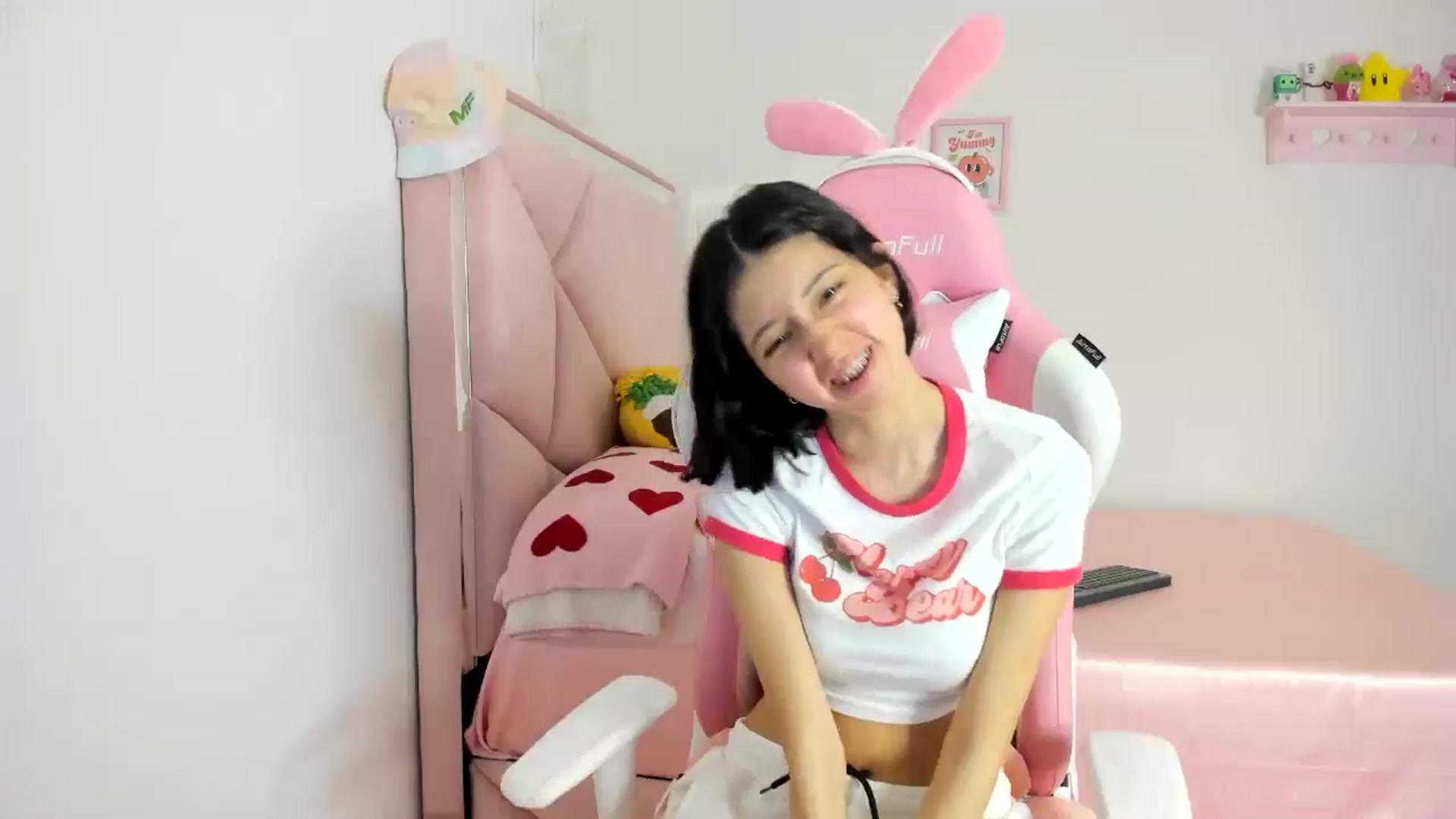 Gallery image thumbnail from Cherrycute666's myfreecams stream on, 06/21/2024, 07:13 image 11 of 20