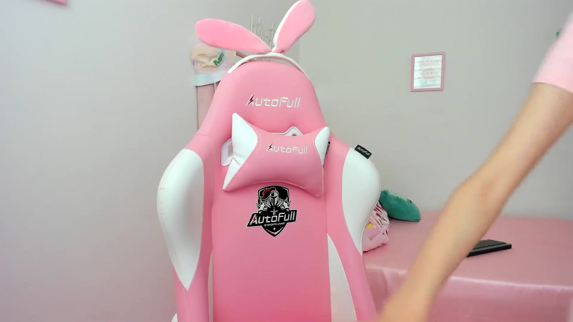 Gallery image thumbnail from Cherrycute666's myfreecams stream on, 06/21/2024, 18:55 image 2 of 20