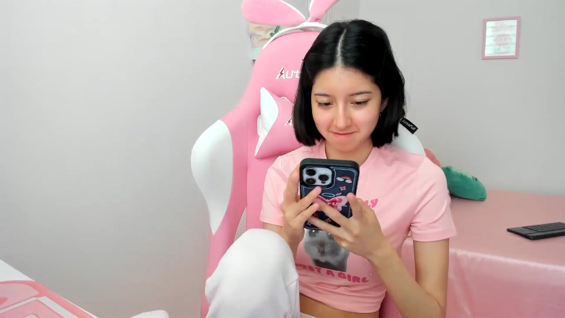 Gallery image thumbnail from Cherrycute666's myfreecams stream on, 06/21/2024, 18:55 image 18 of 20