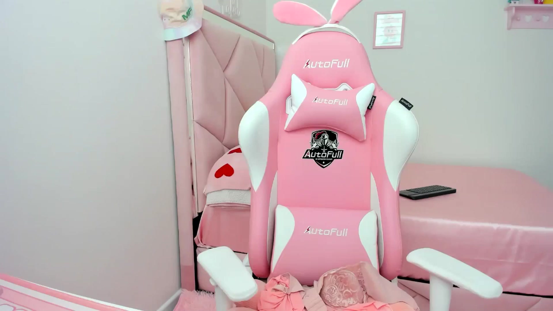 Gallery image thumbnail from Cherrycute666's myfreecams stream on, 06/21/2024, 21:37 image 5 of 20