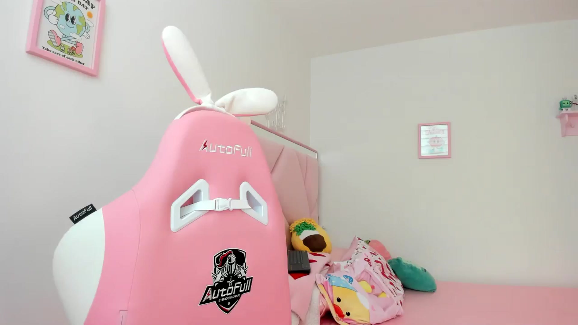 Gallery image thumbnail from Cherrycute666's myfreecams stream on, 06/21/2024, 21:37 image 16 of 20