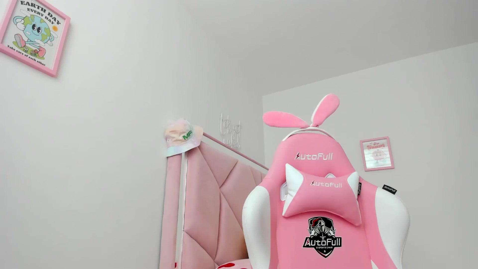Gallery image thumbnail from Cherrycute666's myfreecams stream on, 06/21/2024, 21:37 image 12 of 20
