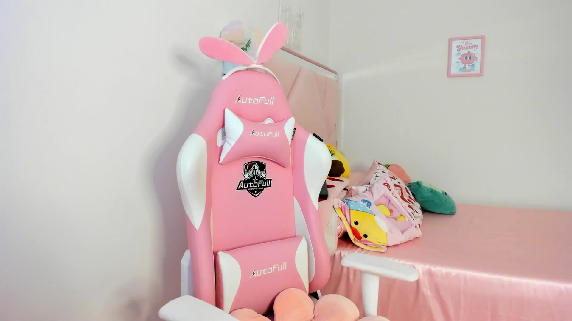 Gallery image thumbnail from Cherrycute666's myfreecams stream on, 06/22/2024, 03:00 image 10 of 20