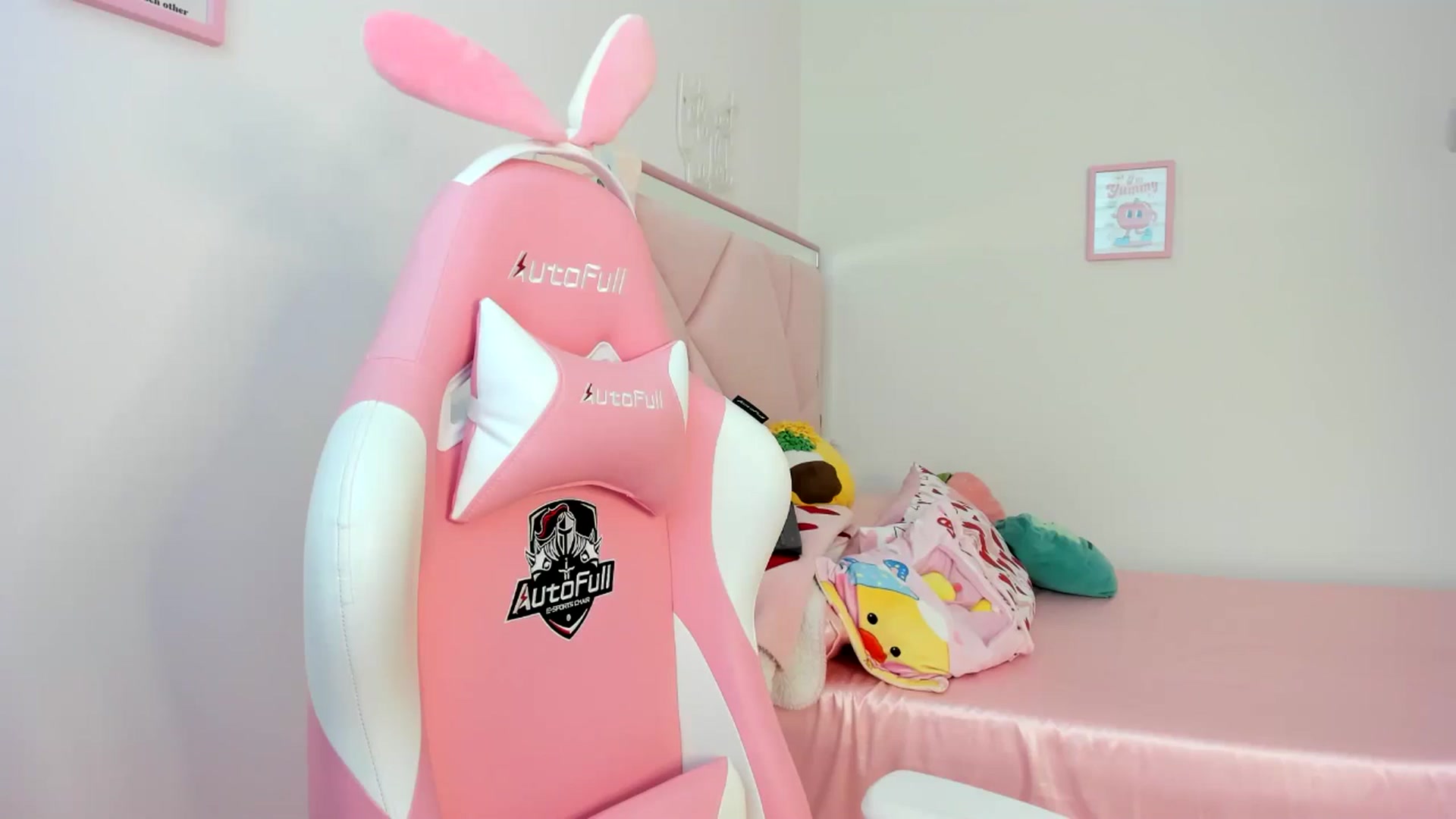 Gallery image thumbnail from Cherrycute666's myfreecams stream on, 06/22/2024, 03:00 image 7 of 20