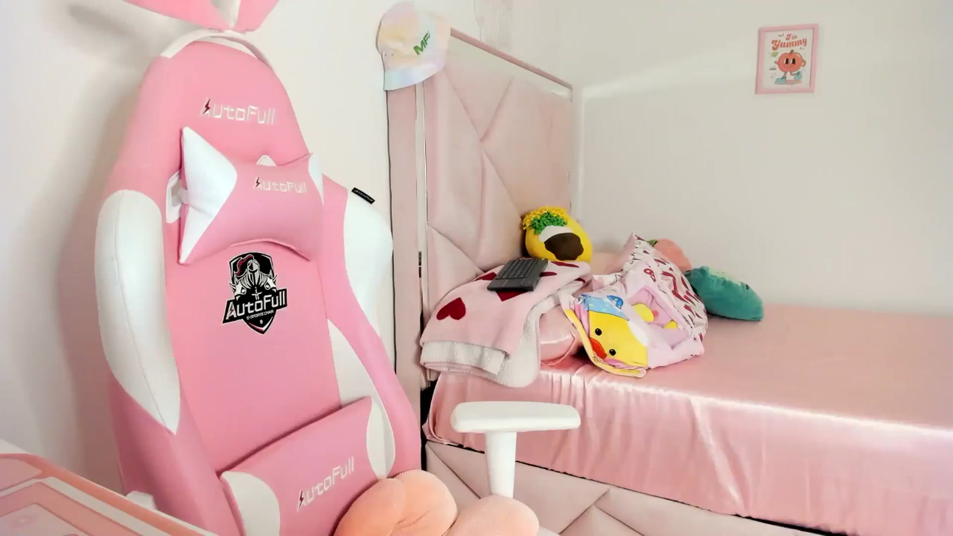 Gallery image thumbnail from Cherrycute666's myfreecams stream on, 06/22/2024, 04:49 image 19 of 20