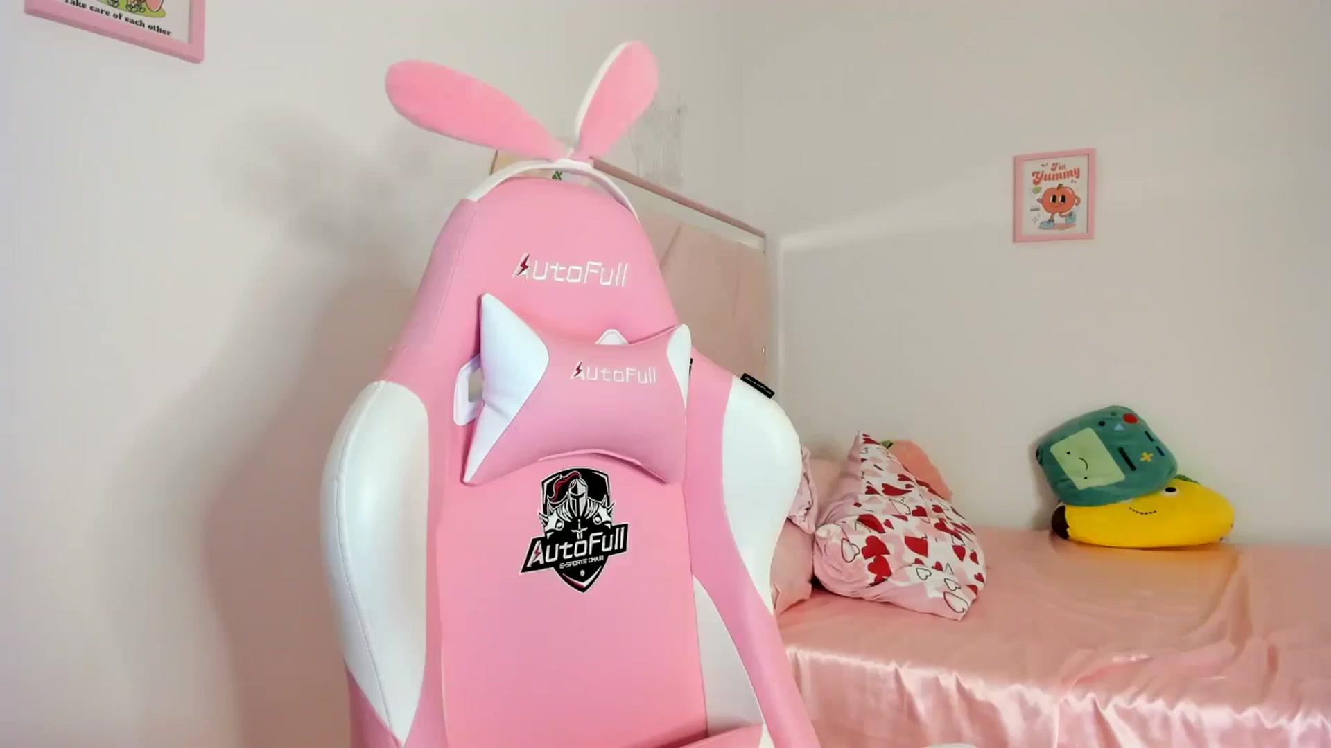 Gallery image thumbnail from Cherrycute666's myfreecams stream on, 06/22/2024, 08:38 image 4 of 20
