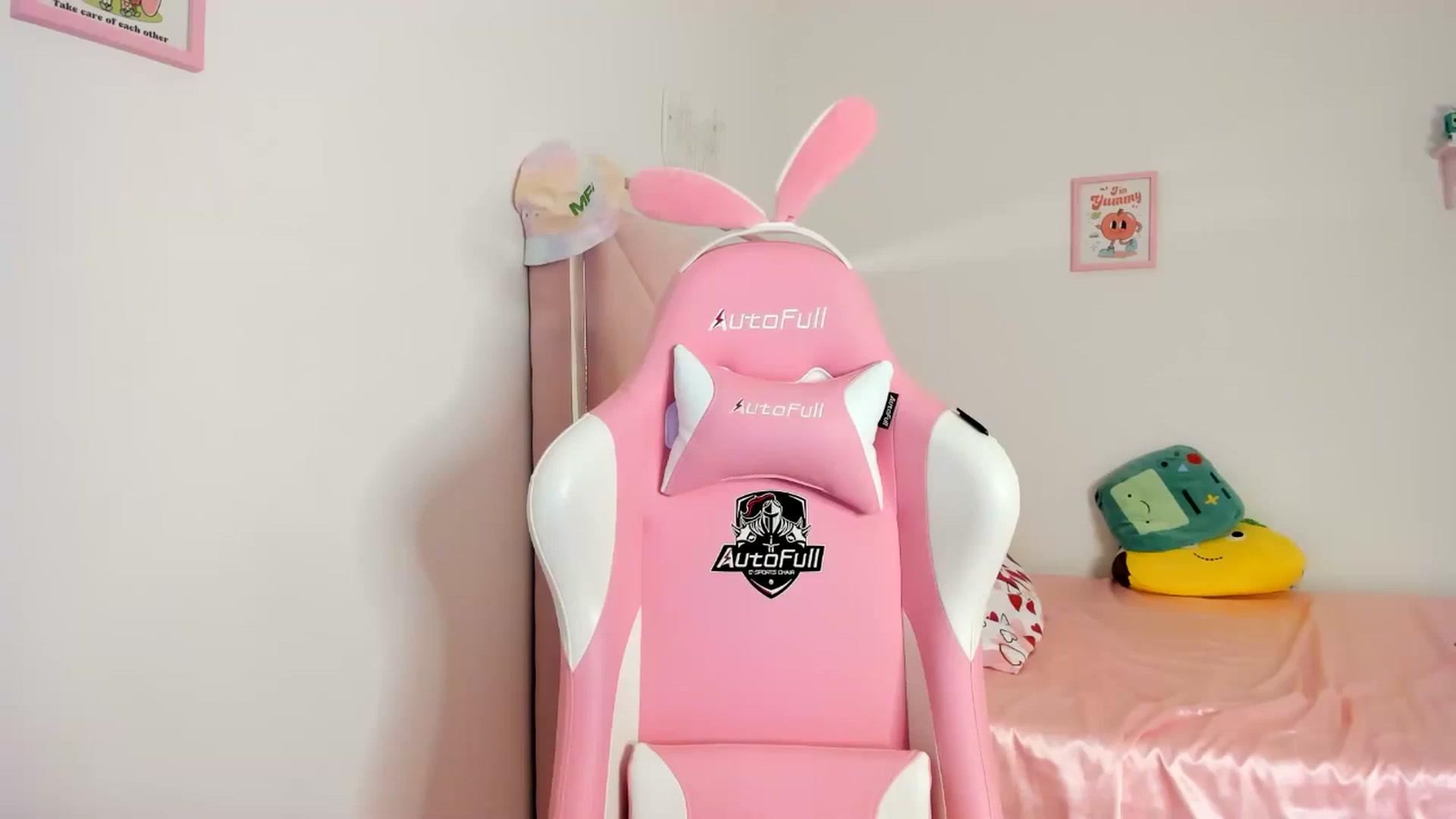 Gallery image thumbnail from Cherrycute666's myfreecams stream on, 06/22/2024, 08:38 image 11 of 20