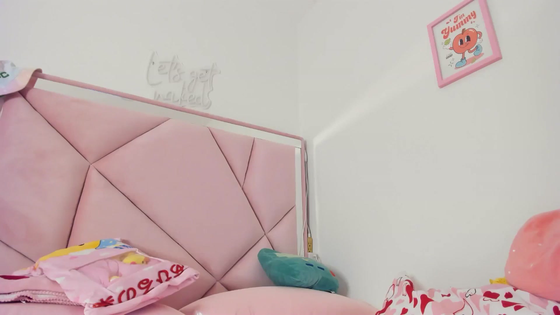 Gallery image thumbnail from Cherrycute666's myfreecams stream on, 06/22/2024, 10:28 image 10 of 20