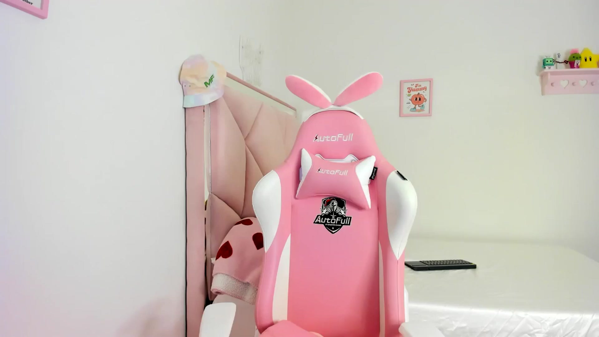 Gallery image thumbnail from Cherrycute666's myfreecams stream on, 06/23/2024, 03:08 image 16 of 20