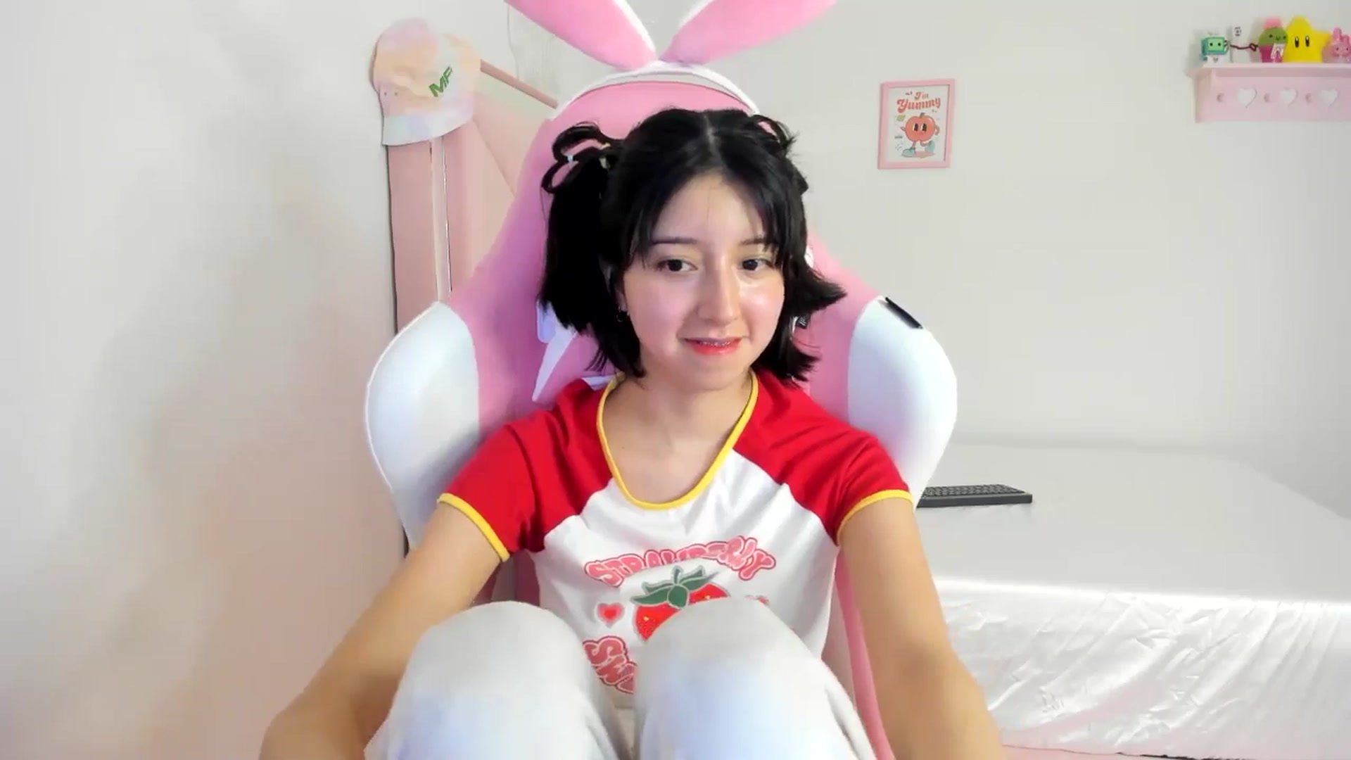 Gallery image thumbnail from Cherrycute666's myfreecams stream on, 06/23/2024, 03:35 image 5 of 20
