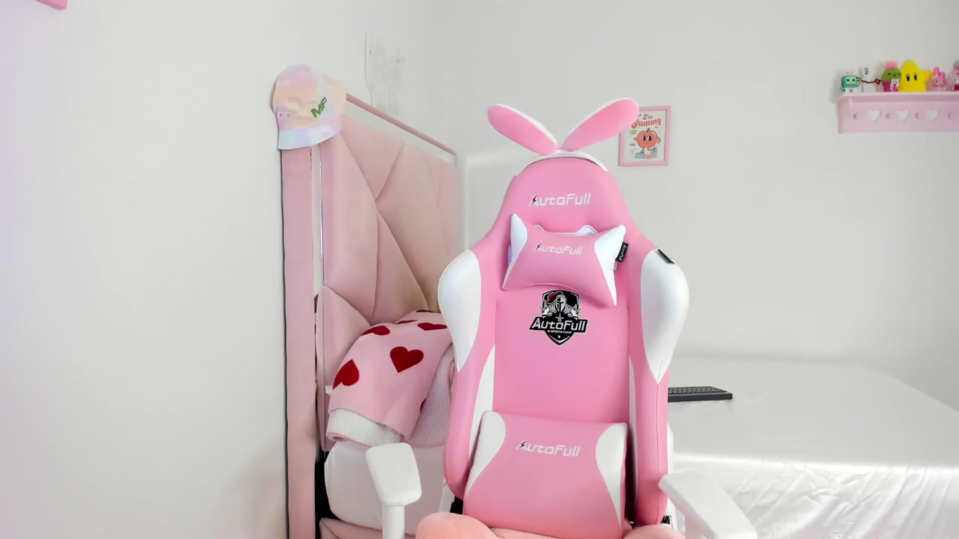 Gallery image thumbnail from Cherrycute666's myfreecams stream on, 06/23/2024, 03:35 image 17 of 20