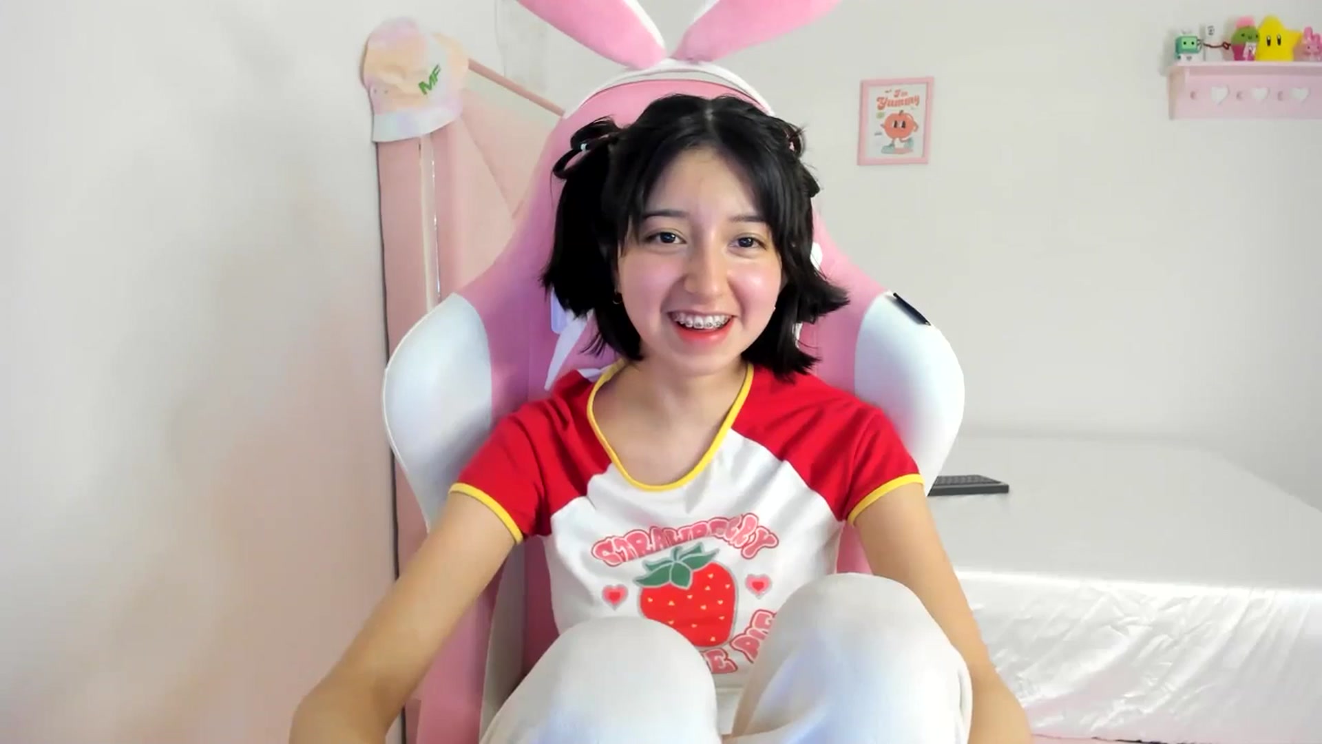 Gallery image thumbnail from Cherrycute666's myfreecams stream on, 06/23/2024, 03:35 image 2 of 20