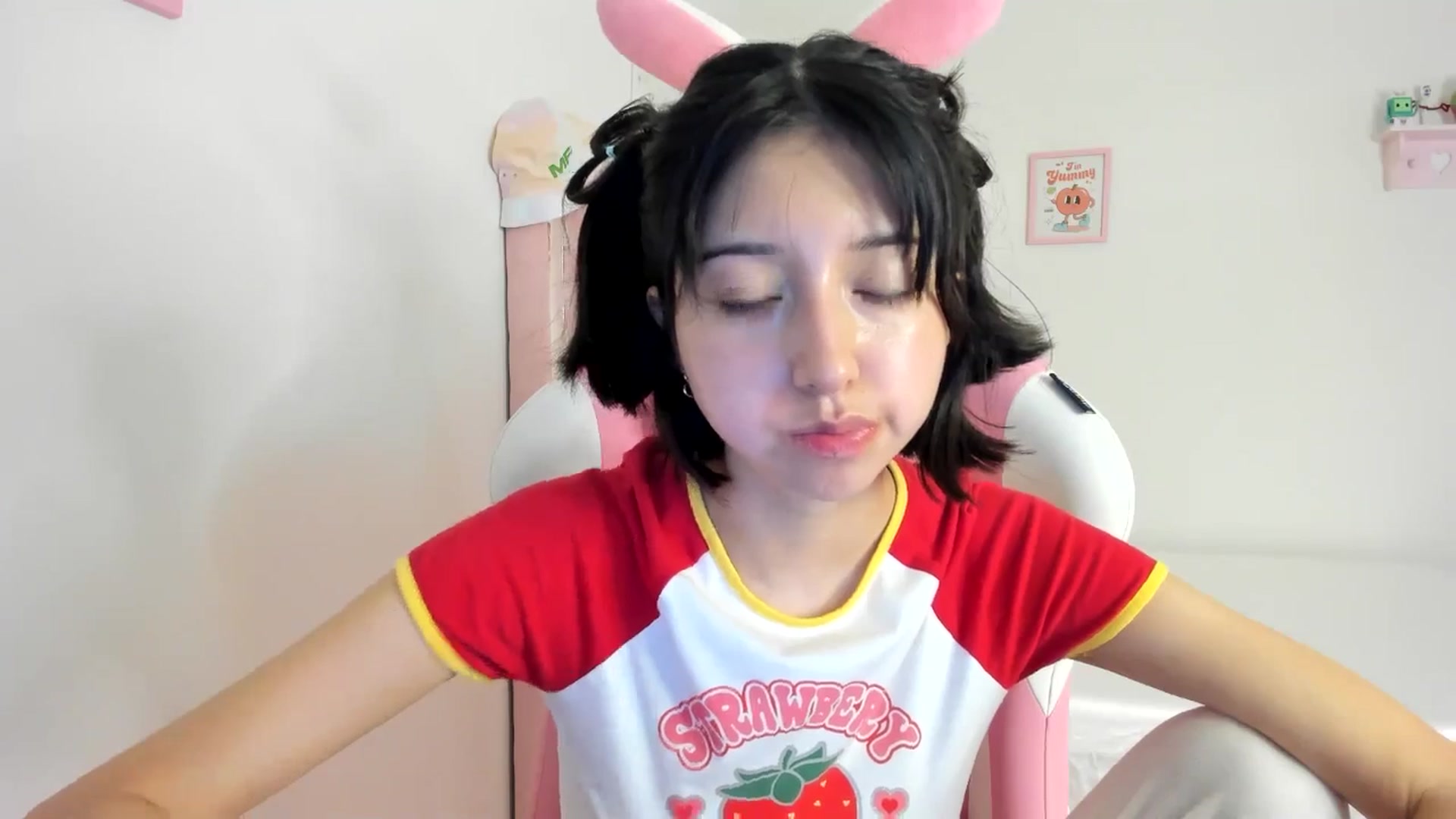 Gallery image thumbnail from Cherrycute666's myfreecams stream on, 06/23/2024, 05:10 image 6 of 20