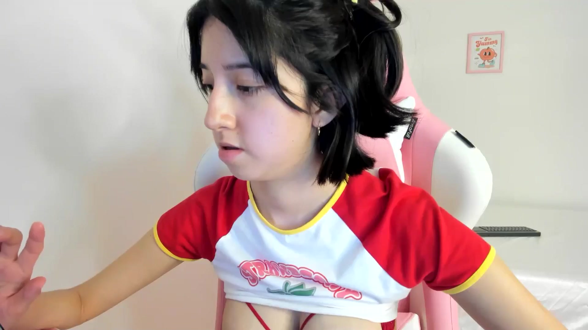 Gallery image thumbnail from Cherrycute666's myfreecams stream on, 06/23/2024, 07:09 image 14 of 20