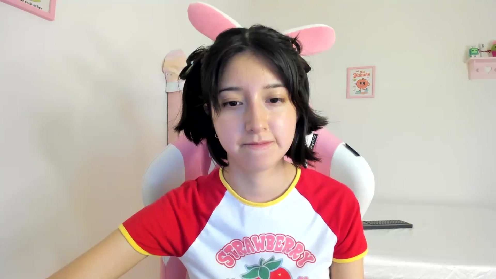 Gallery image thumbnail from Cherrycute666's myfreecams stream on, 06/23/2024, 08:25 image 15 of 20