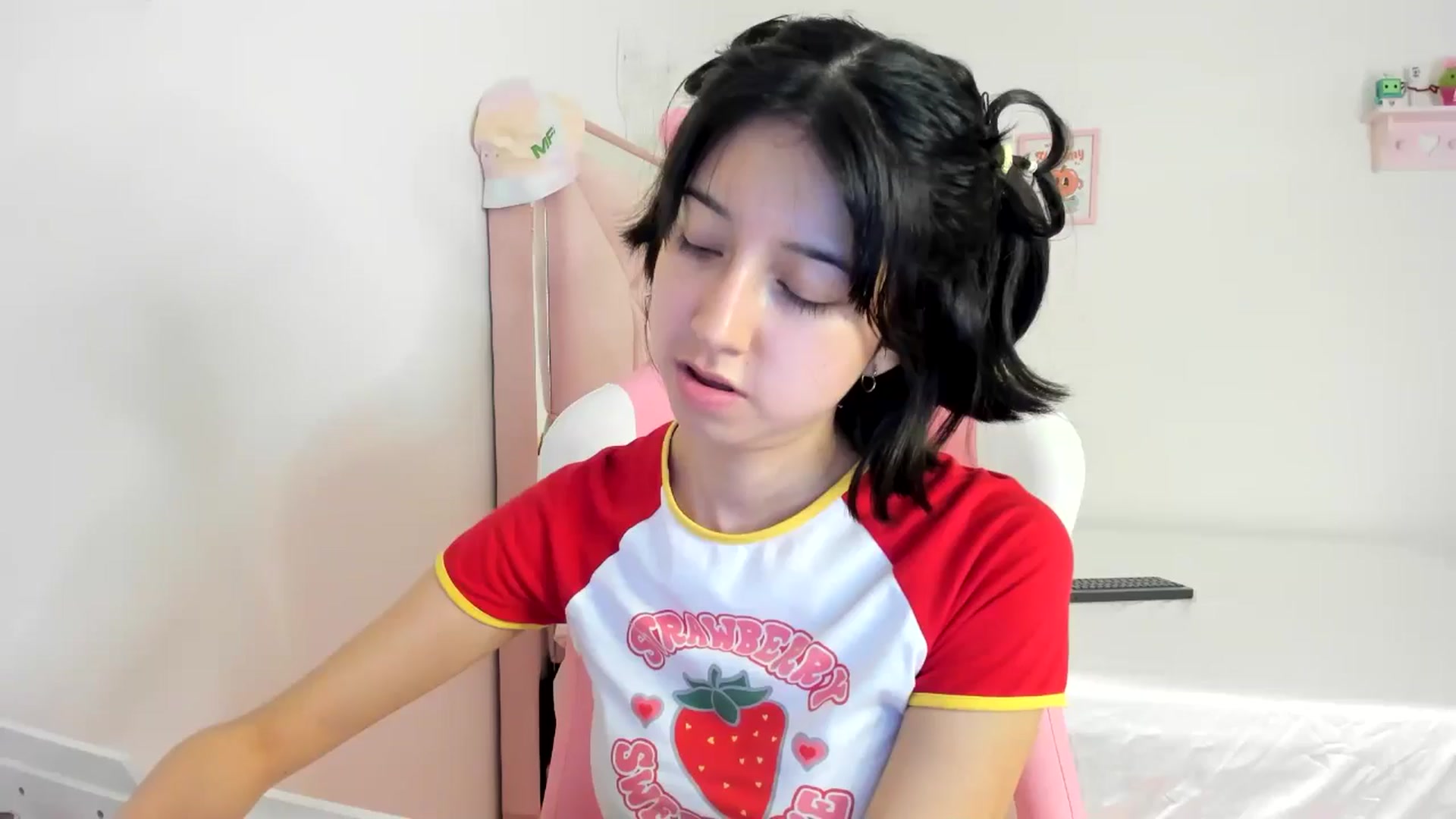 Gallery image thumbnail from Cherrycute666's myfreecams stream on, 06/23/2024, 08:25 image 4 of 20