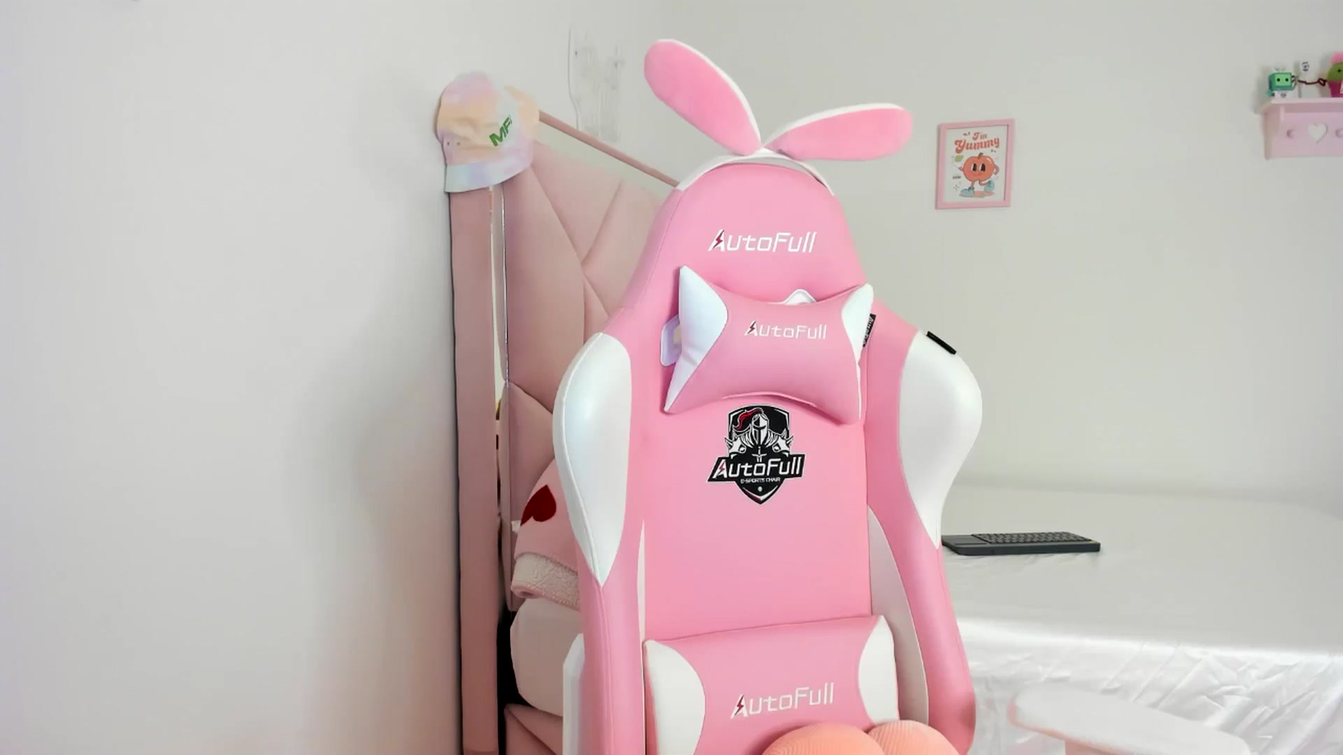 Gallery image thumbnail from Cherrycute666's myfreecams stream on, 06/23/2024, 08:25 image 12 of 20