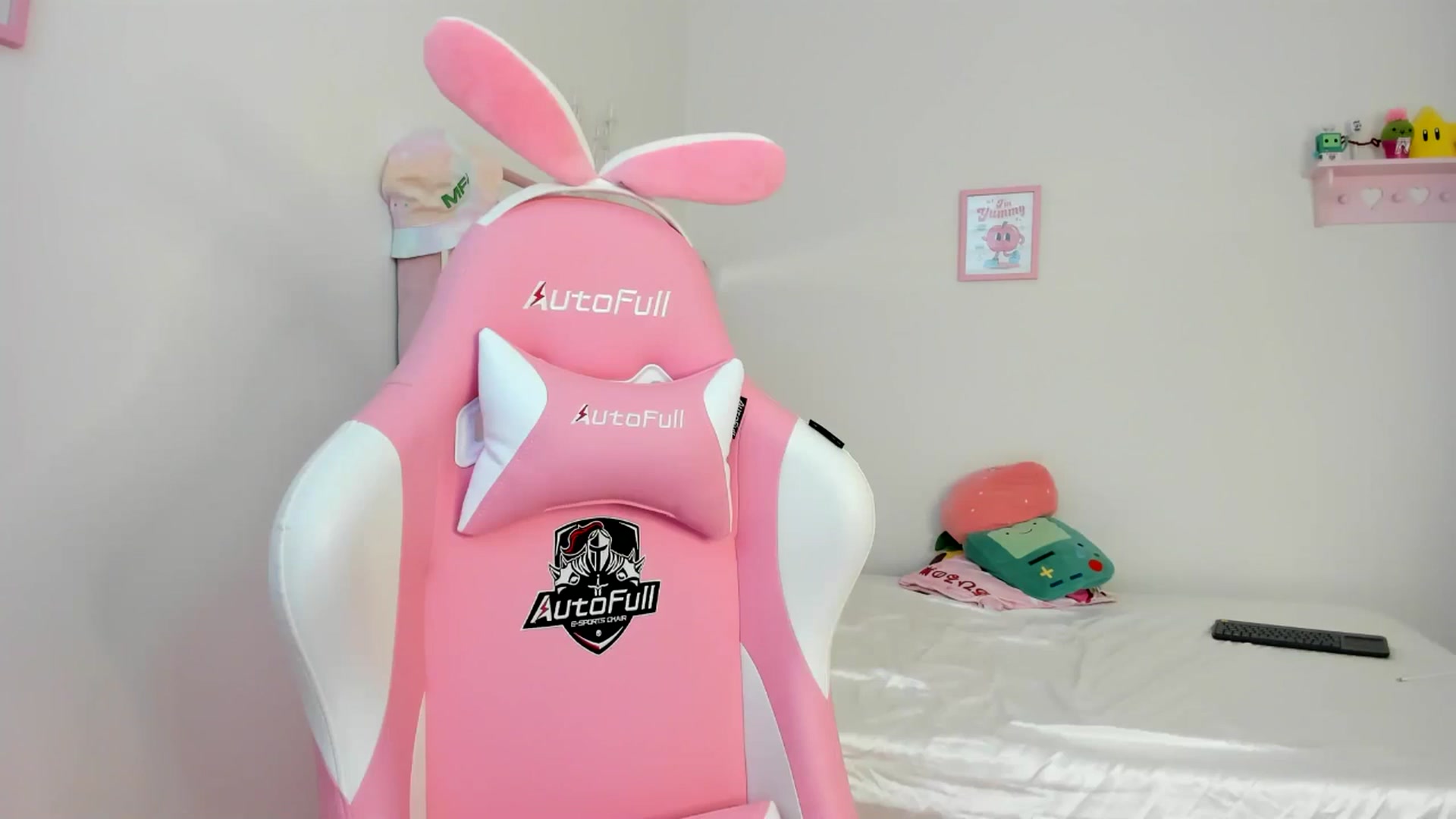 Gallery image thumbnail from Cherrycute666's myfreecams stream on, 06/23/2024, 23:37 image 5 of 20