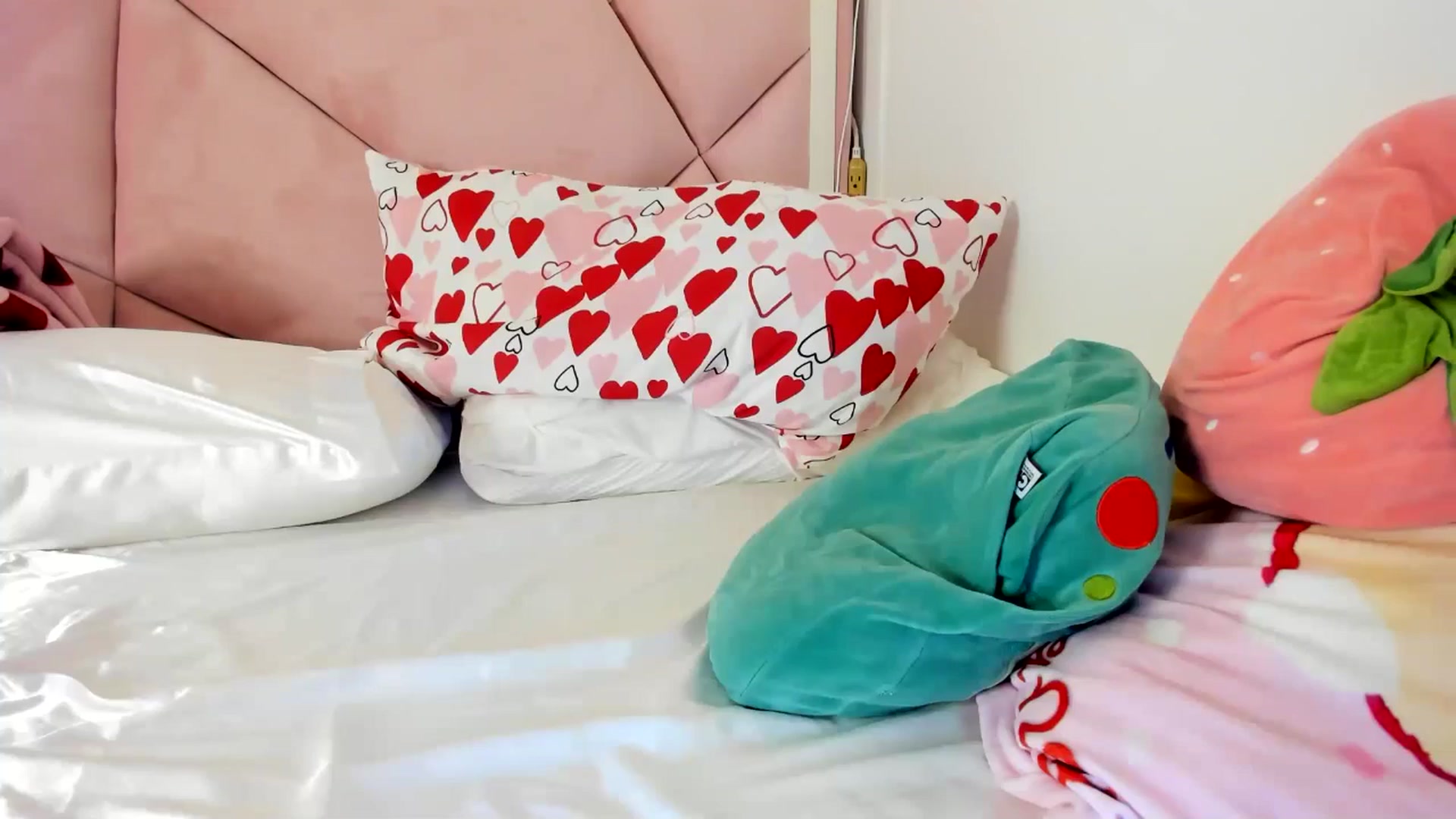 Gallery image thumbnail from Cherrycute666's myfreecams stream on, 06/25/2024, 05:59 image 4 of 20