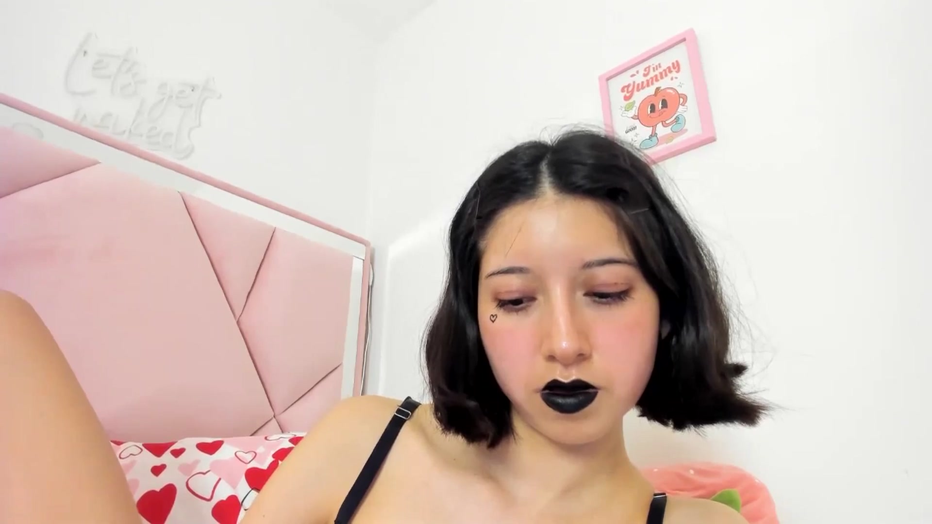 Gallery image thumbnail from Cherrycute666's myfreecams stream on, 06/25/2024, 07:11 image 12 of 20