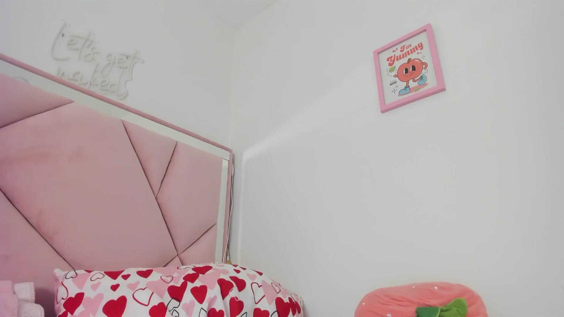 Gallery image thumbnail from Cherrycute666's myfreecams stream on, 06/25/2024, 07:11 image 8 of 20