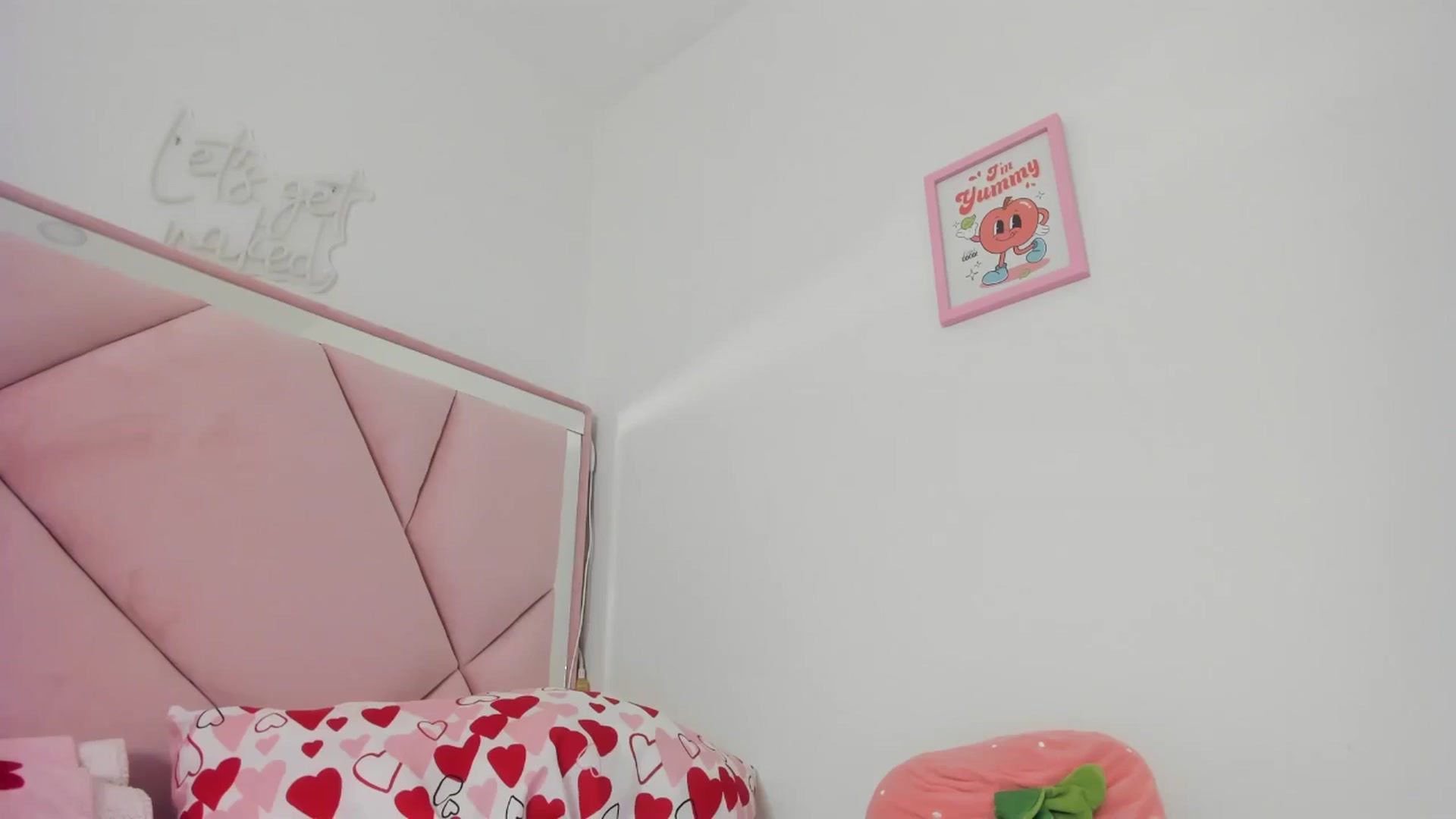 Gallery image thumbnail from Cherrycute666's myfreecams stream on, 06/25/2024, 07:11 image 1 of 20