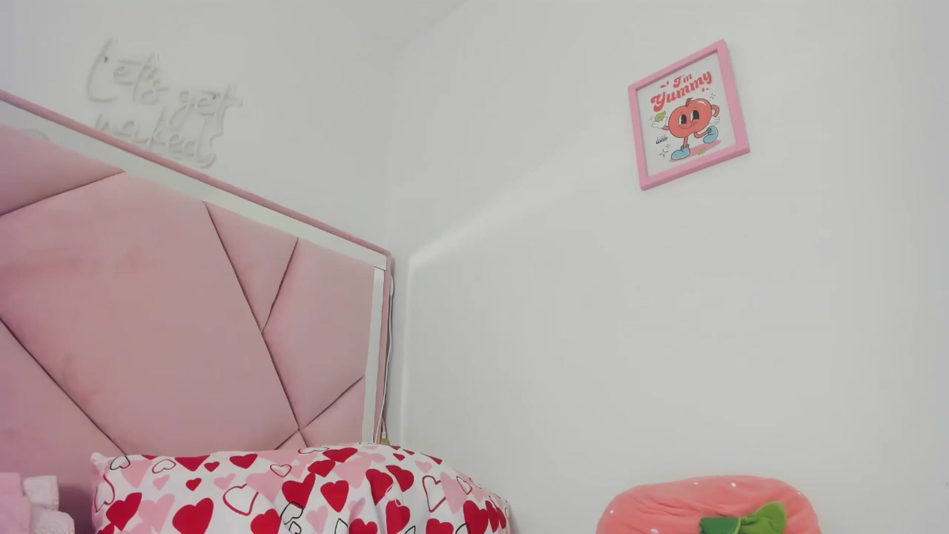 Gallery image thumbnail from Cherrycute666's myfreecams stream on, 06/25/2024, 07:11 image 9 of 20