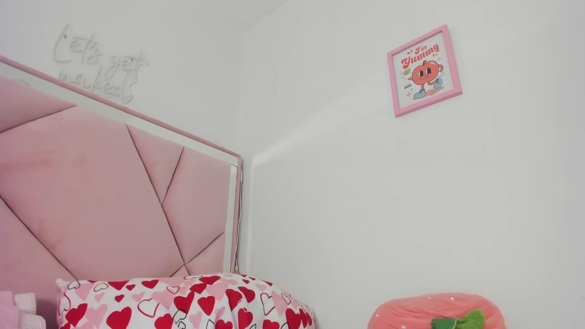 Gallery image thumbnail from Cherrycute666's myfreecams stream on, 06/25/2024, 07:11 image 10 of 20