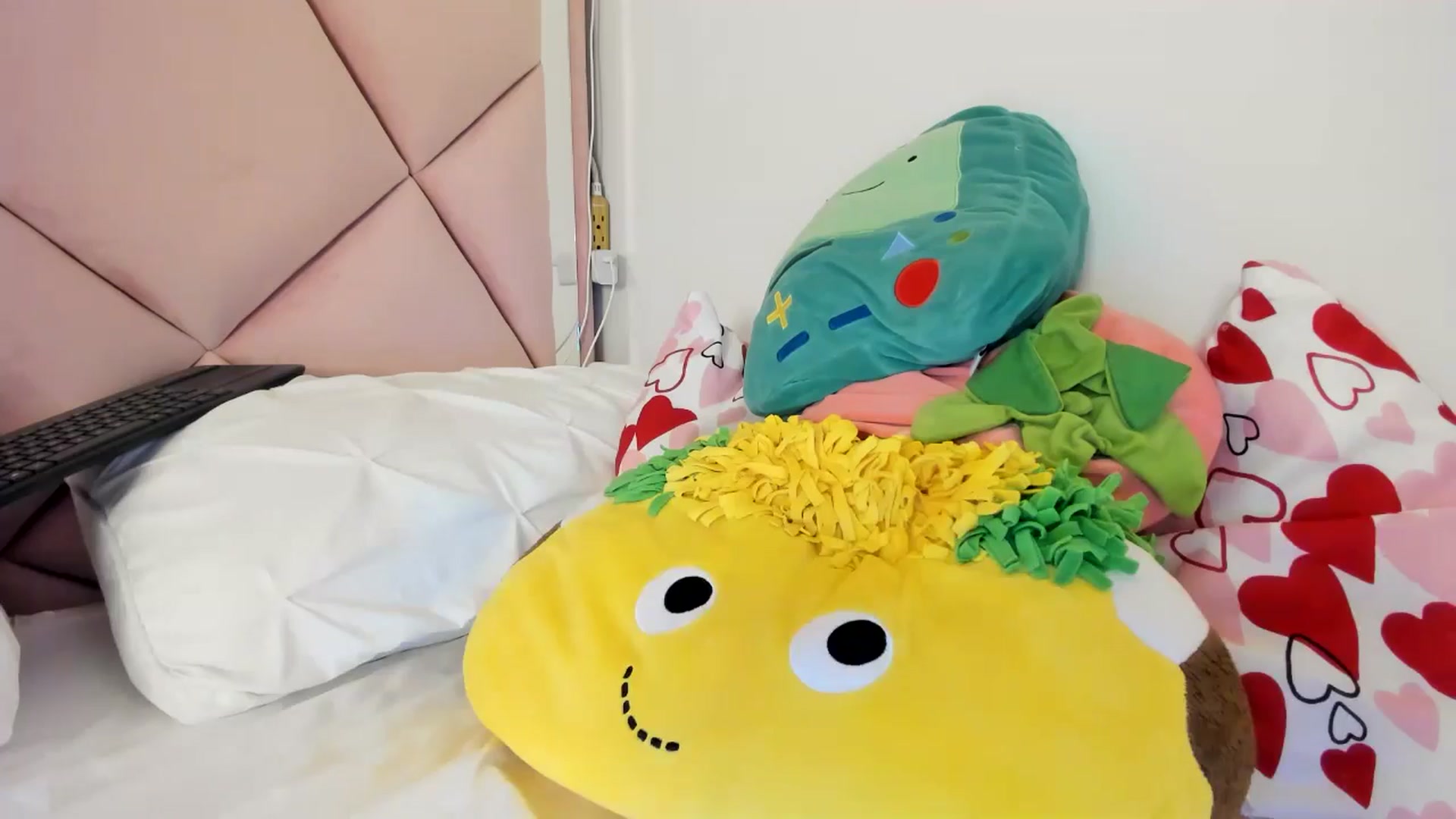 Gallery image thumbnail from Cherrycute666's myfreecams stream on, 06/26/2024, 01:08 image 14 of 20