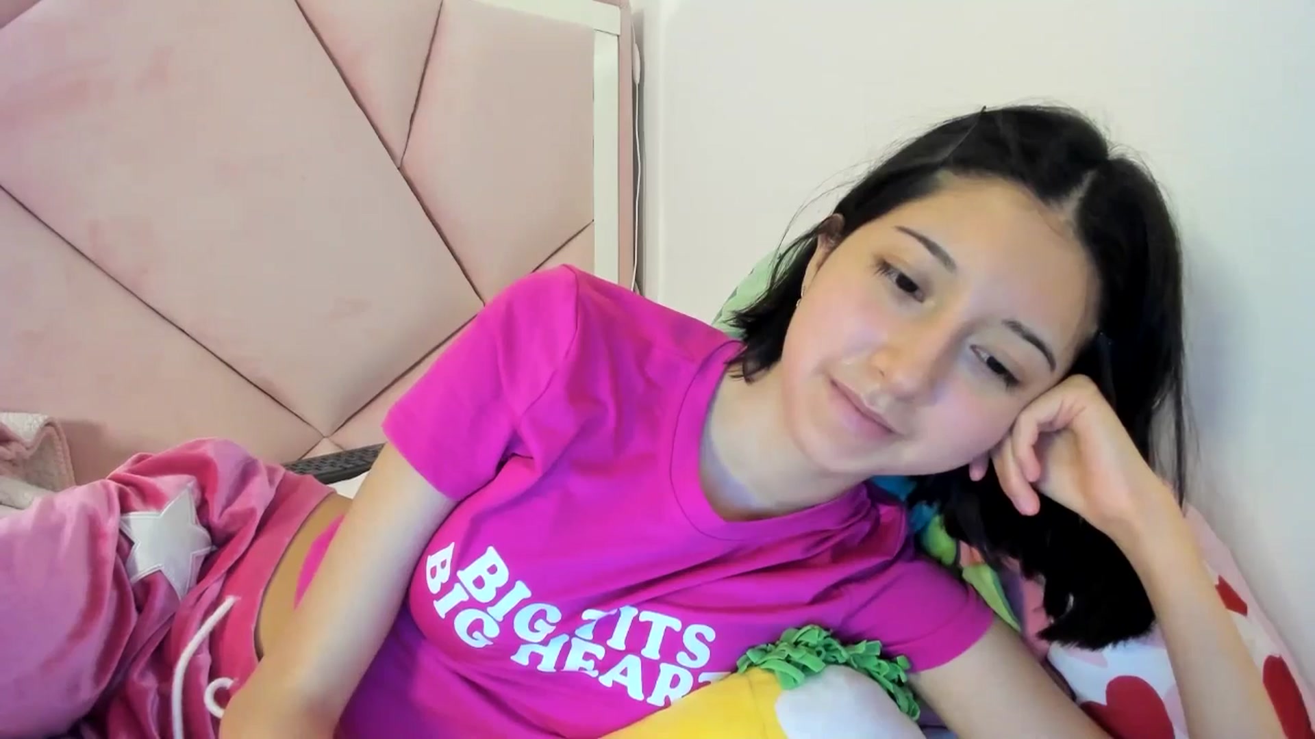 Gallery image thumbnail from Cherrycute666's myfreecams stream on, 06/26/2024, 01:08 image 10 of 20