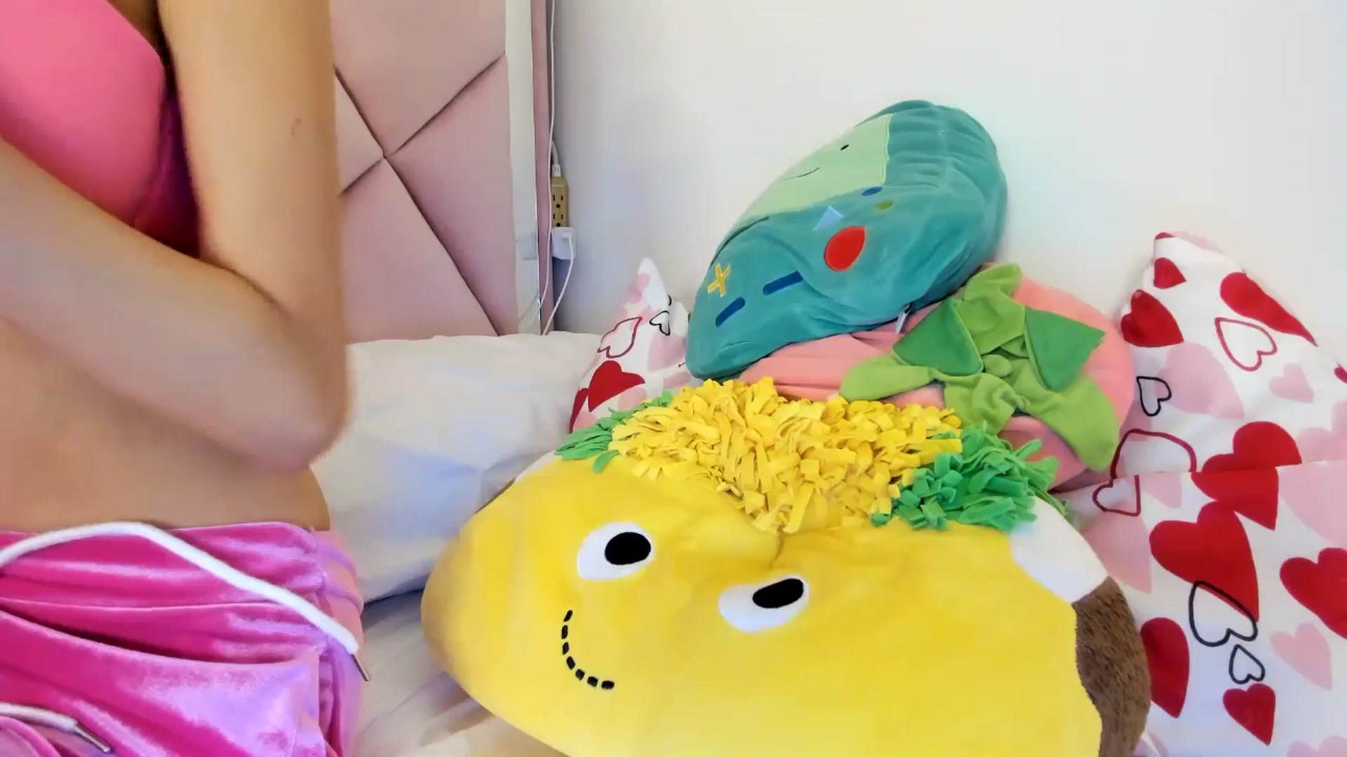 Gallery image thumbnail from Cherrycute666's myfreecams stream on, 06/26/2024, 01:08 image 15 of 20
