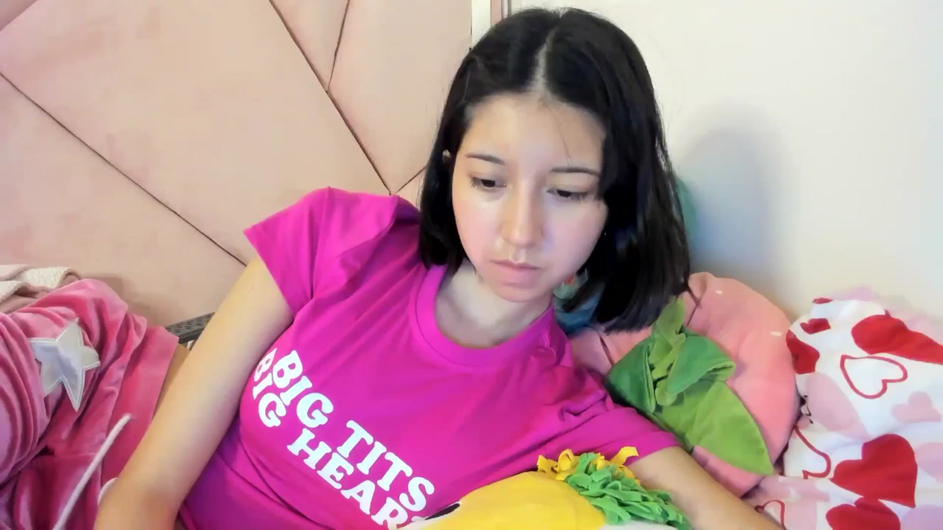 Gallery image thumbnail from Cherrycute666's myfreecams stream on, 06/26/2024, 01:08 image 18 of 20