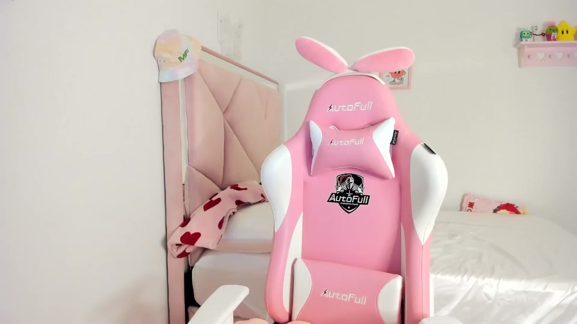 Gallery image thumbnail from Cherrycute666's myfreecams stream on, 06/26/2024, 03:19 image 18 of 20