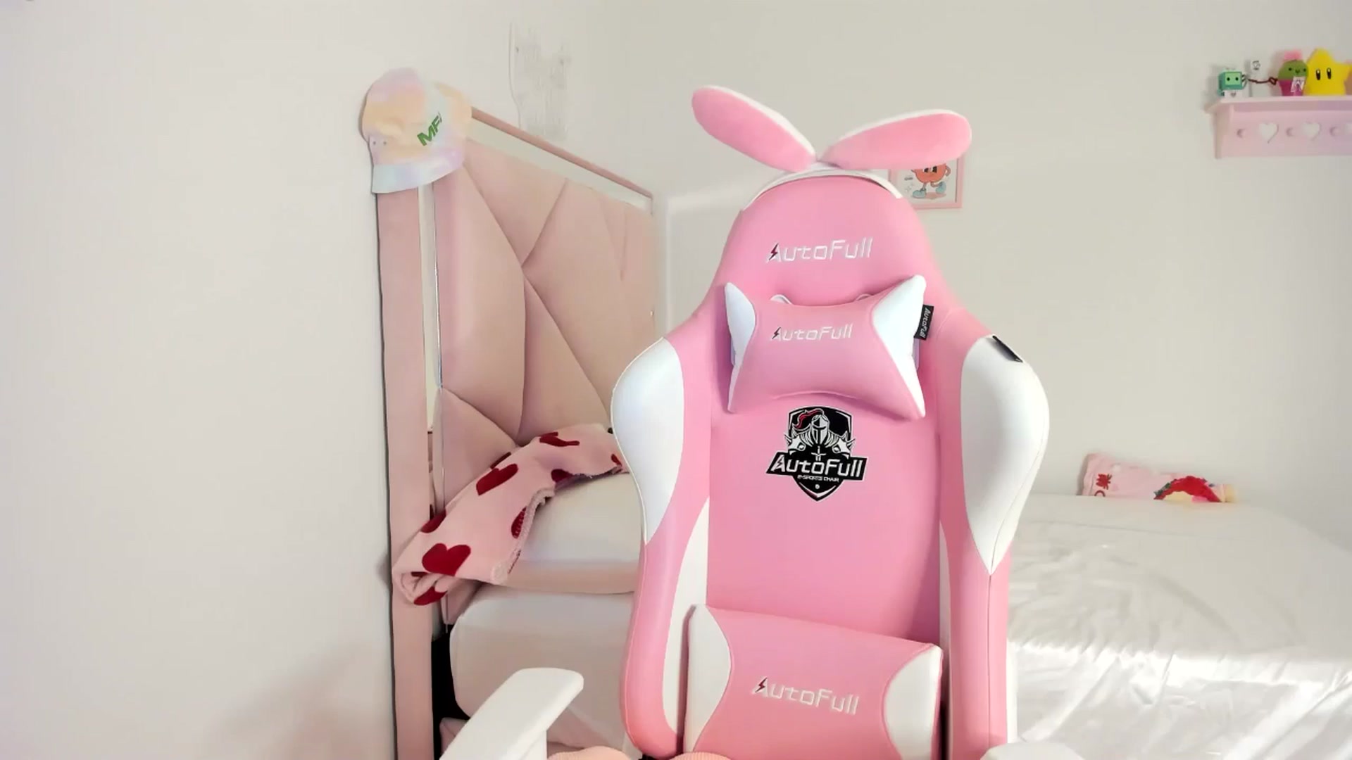 Gallery image thumbnail from Cherrycute666's myfreecams stream on, 06/26/2024, 03:19 image 17 of 20