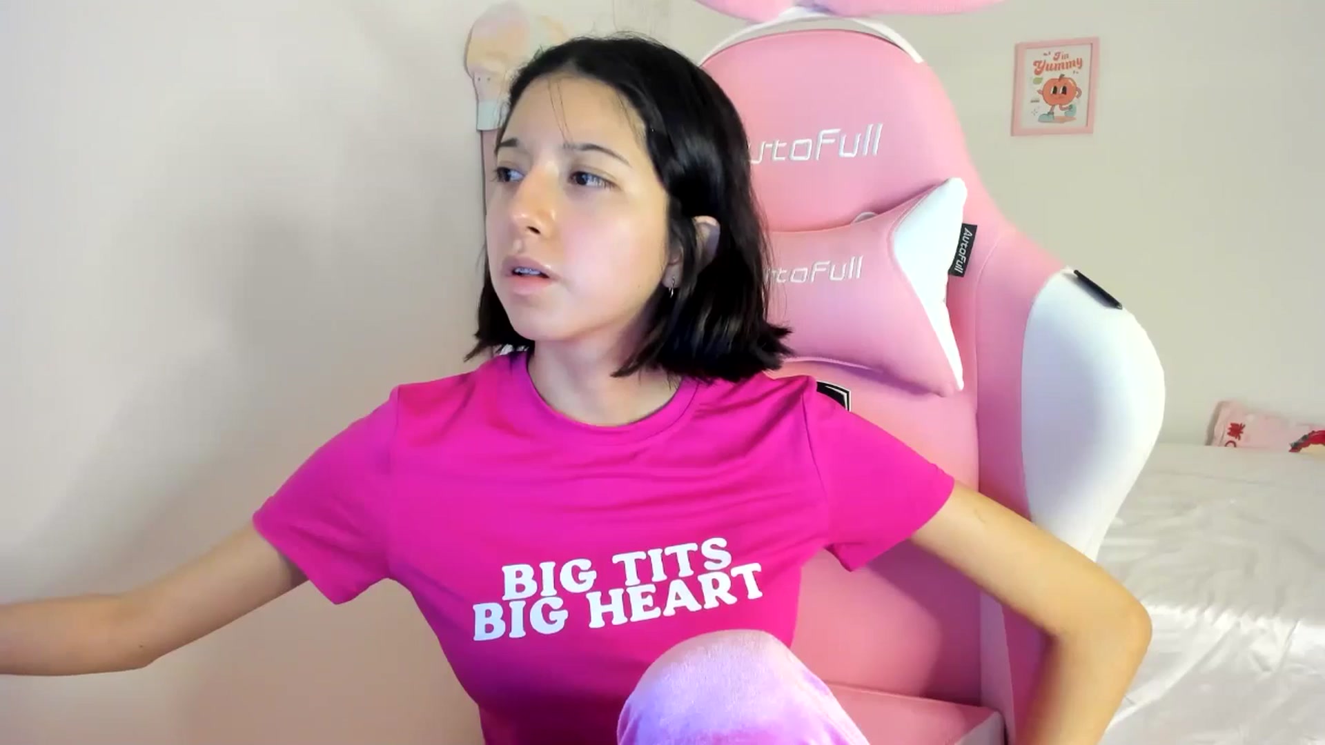 Gallery image thumbnail from Cherrycute666's myfreecams stream on, 06/26/2024, 03:19 image 11 of 20
